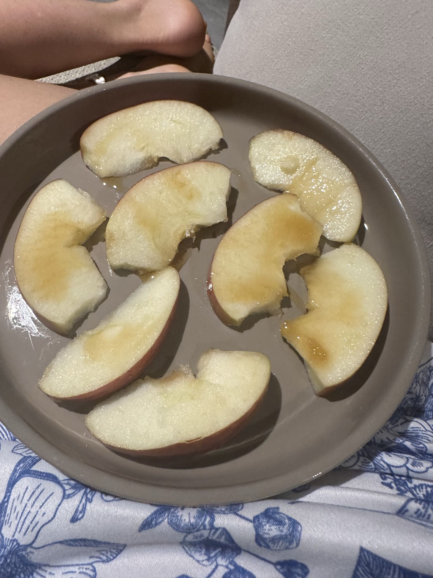 Media manzana en rodajas