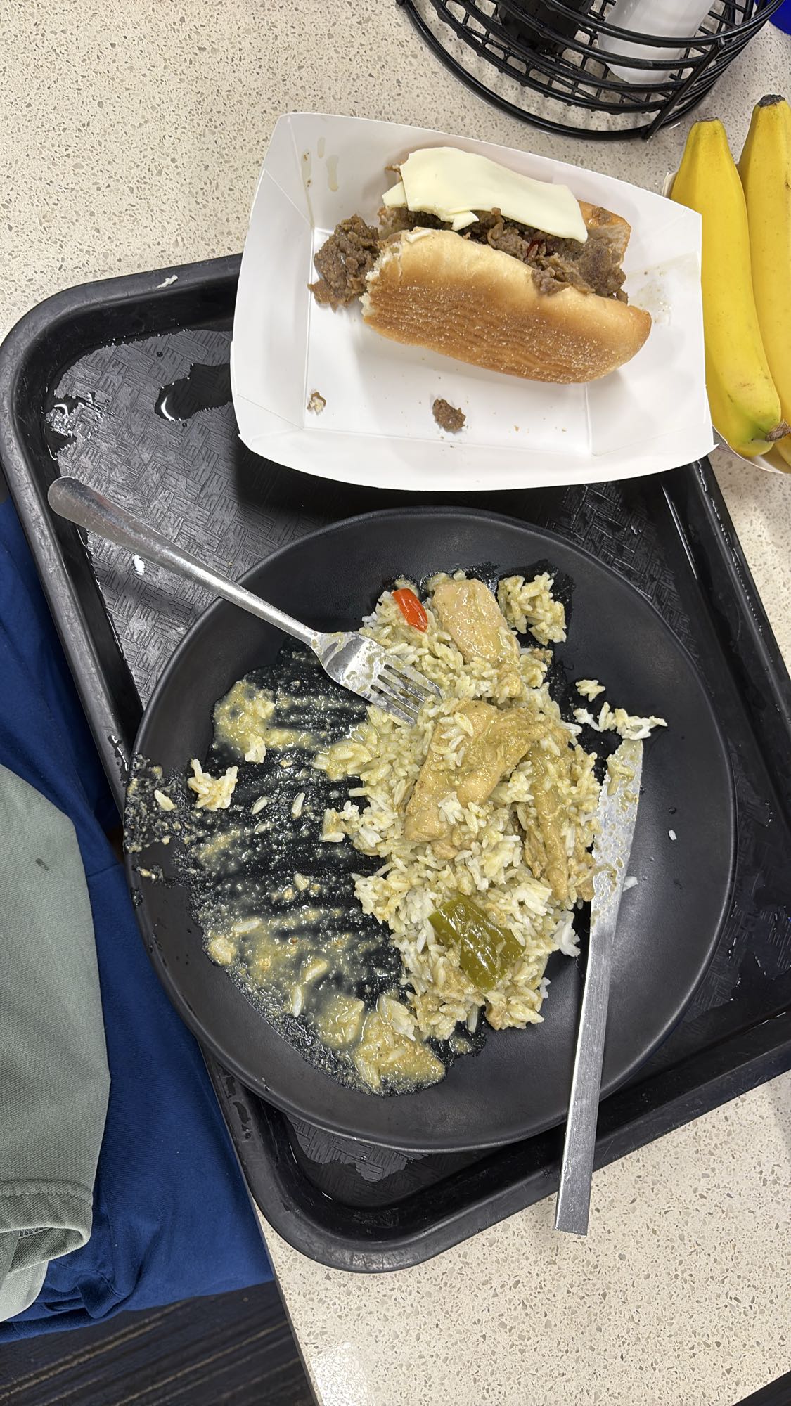 Arroz con pollo y sándwich