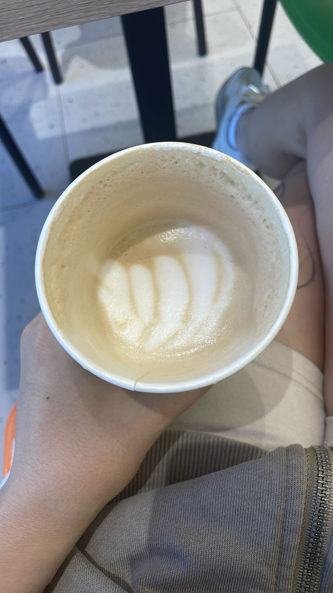 латте в бумажном стакане