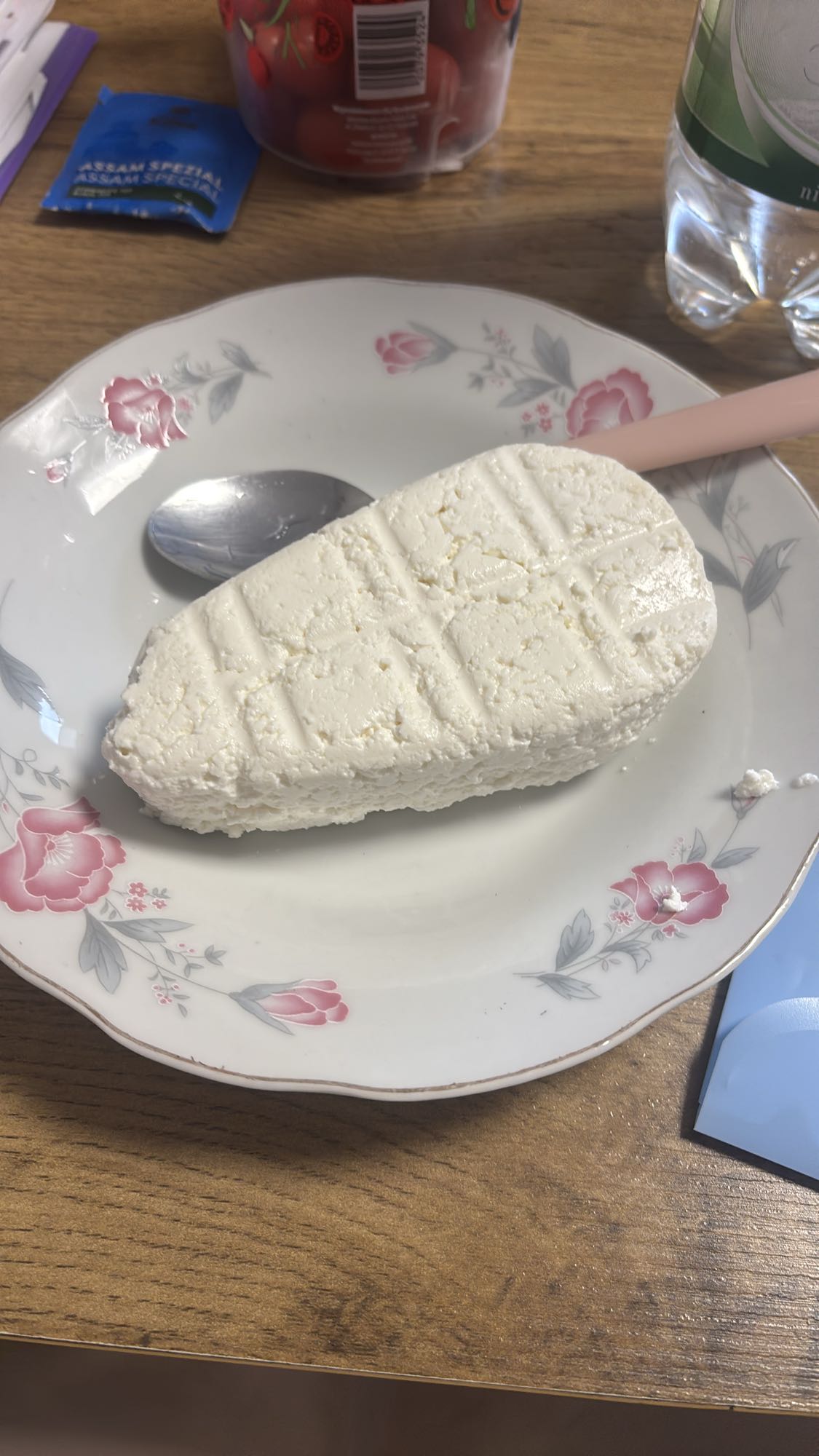 biały ser na talerzu