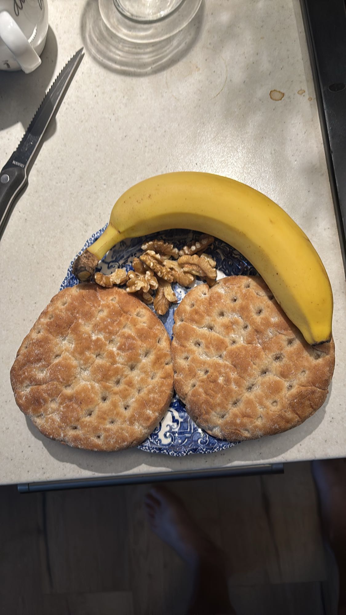 Rundstykker, banan og valnøtter