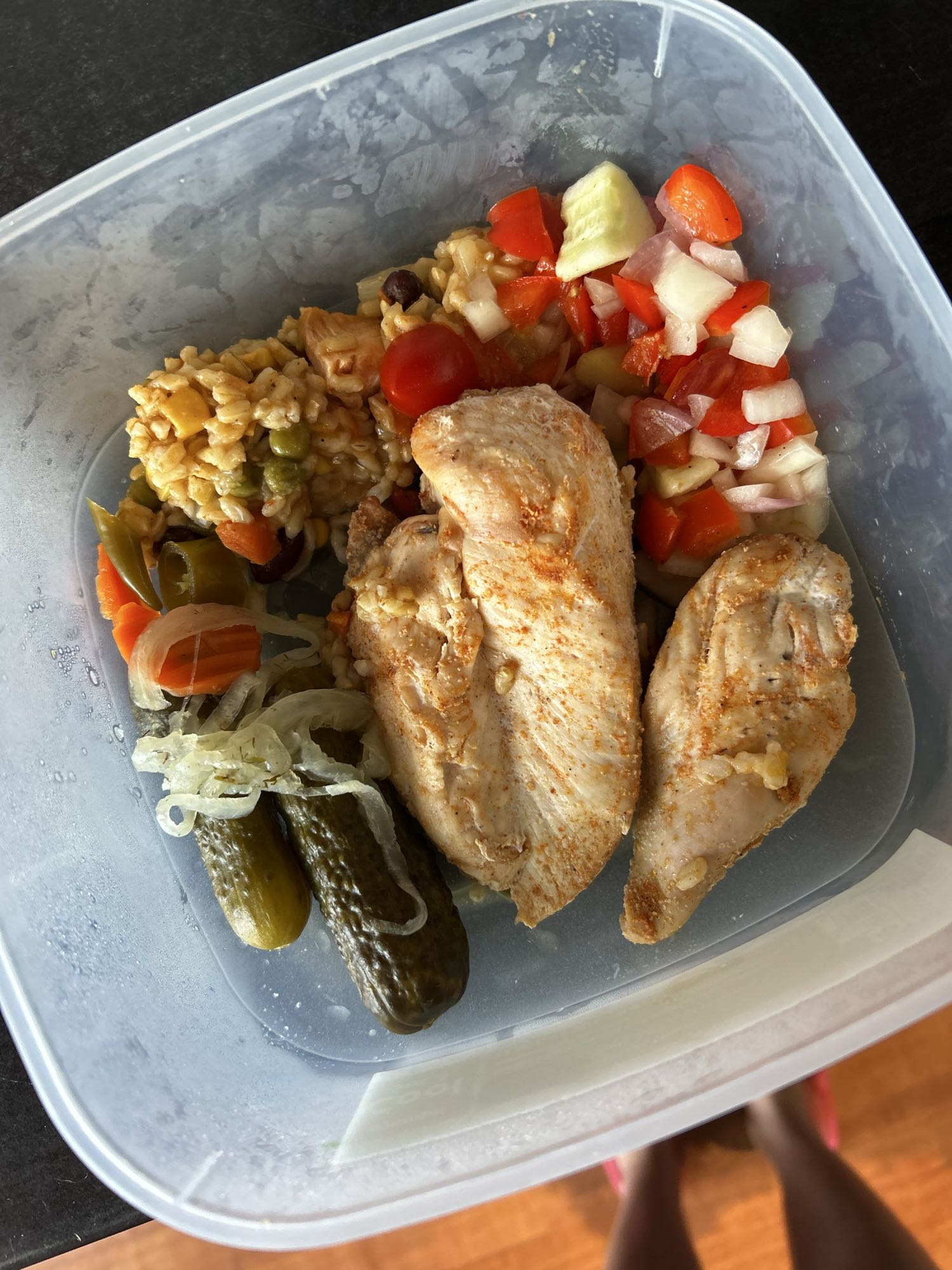 Pui la cuptor cu orez brun și salată de legume