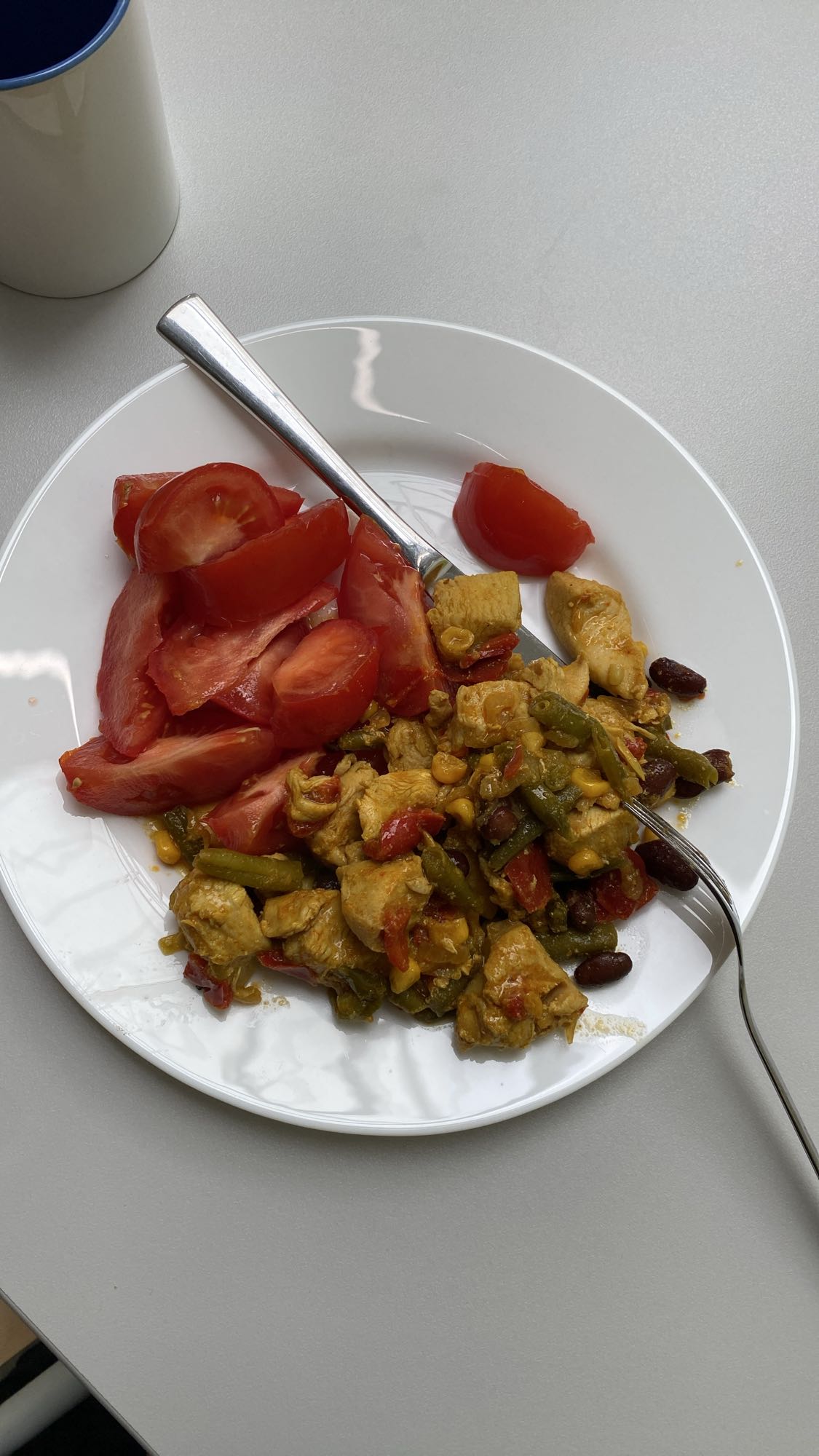 Курица с овощами и томатом