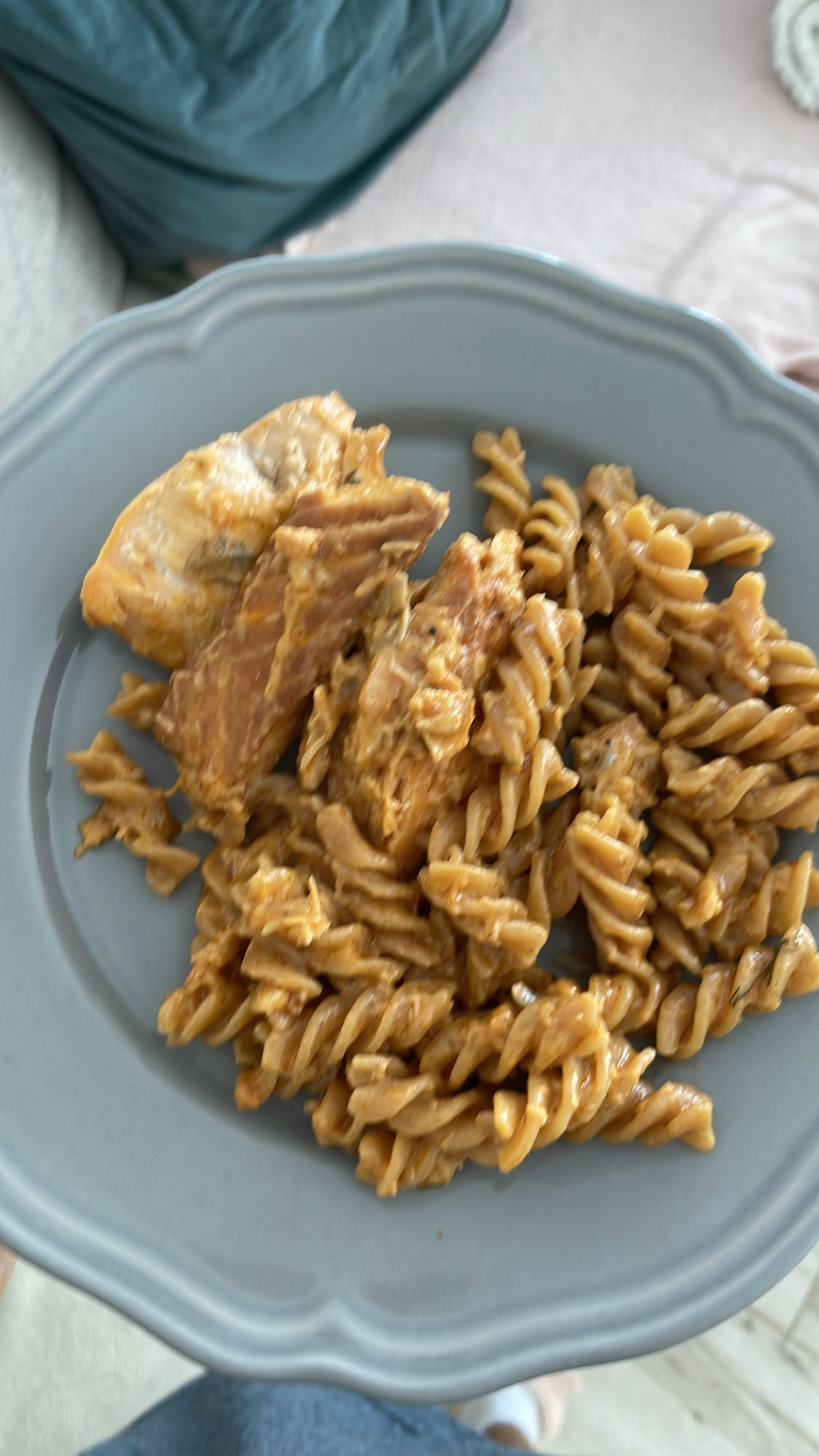 Paste cu somon și sos roșu