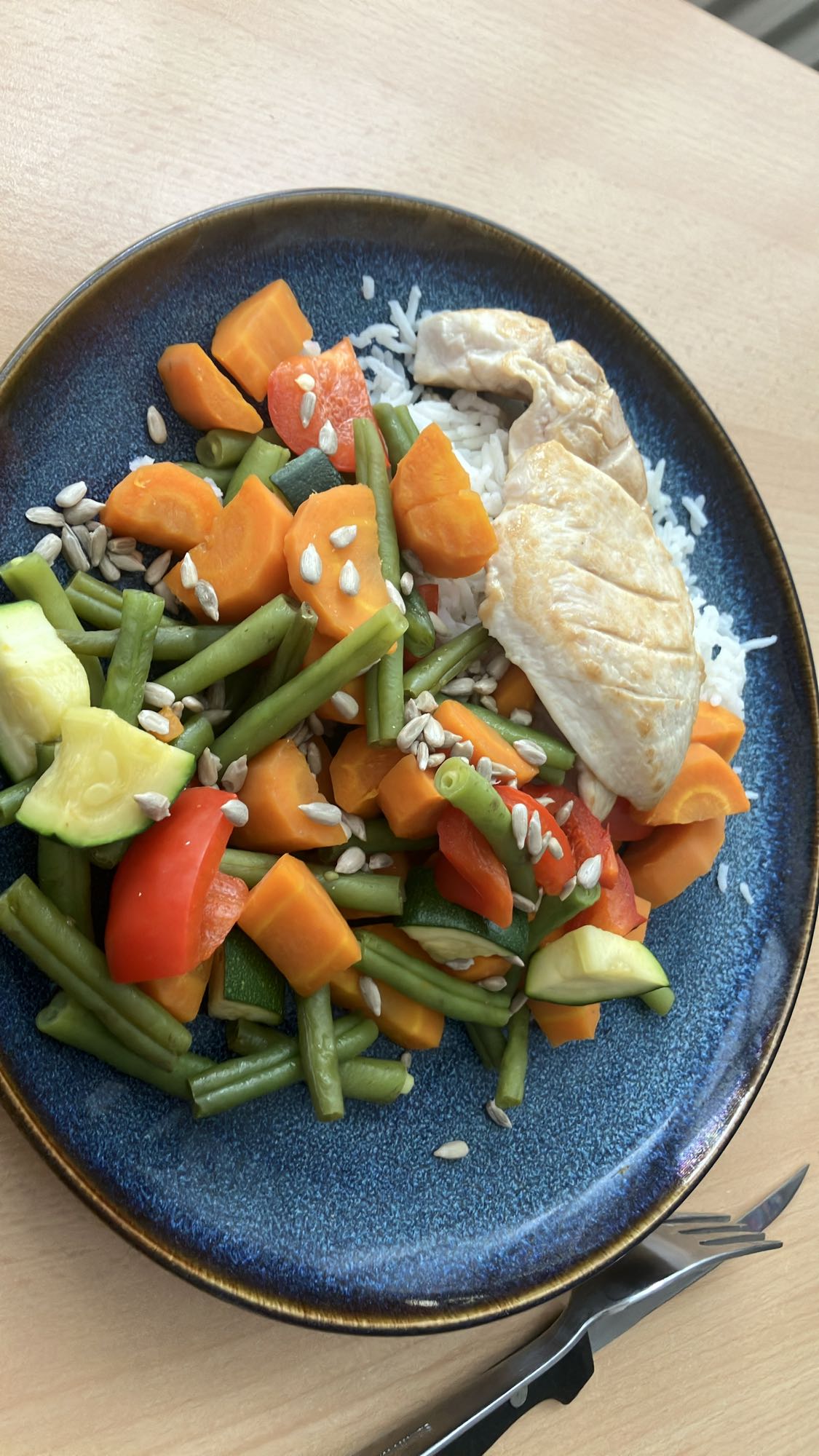 Frango com legumes e arroz