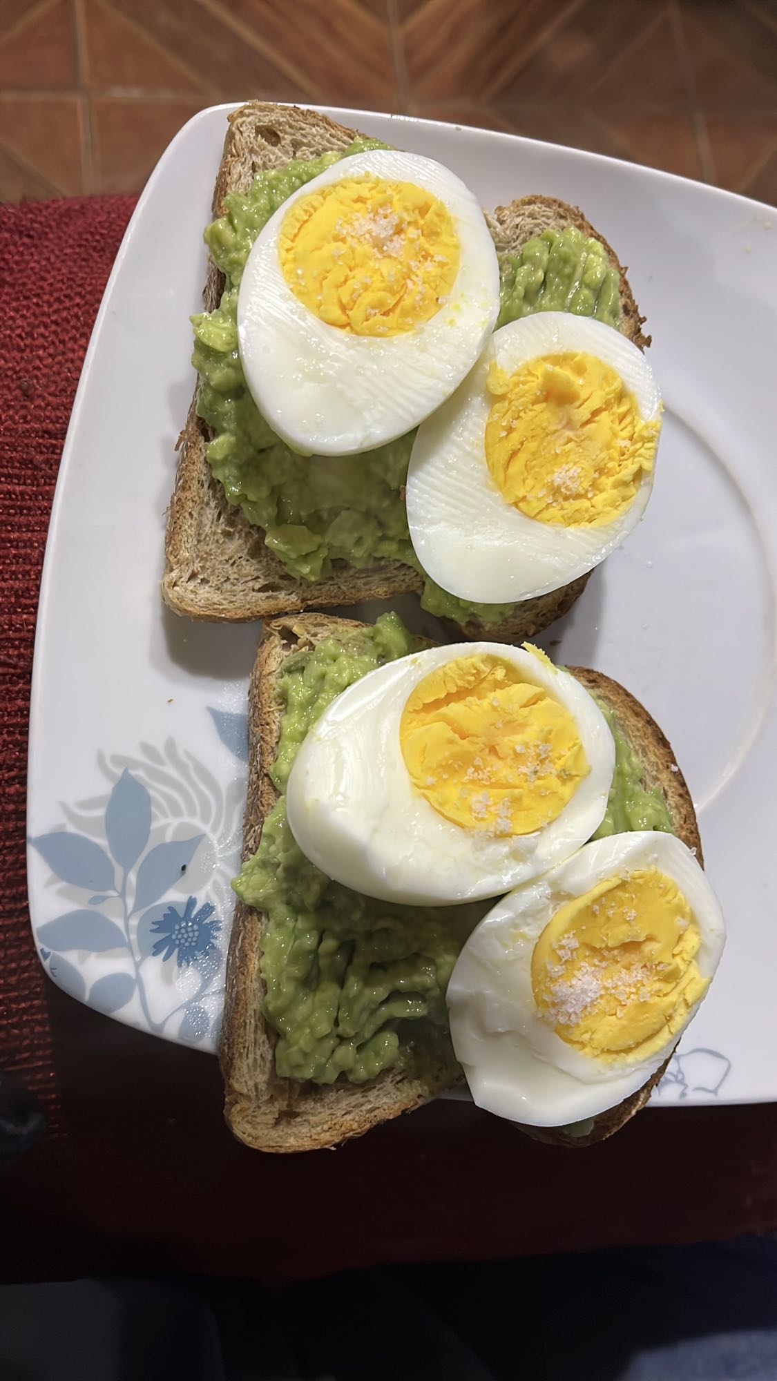 Tostadas con huevo y aguacate