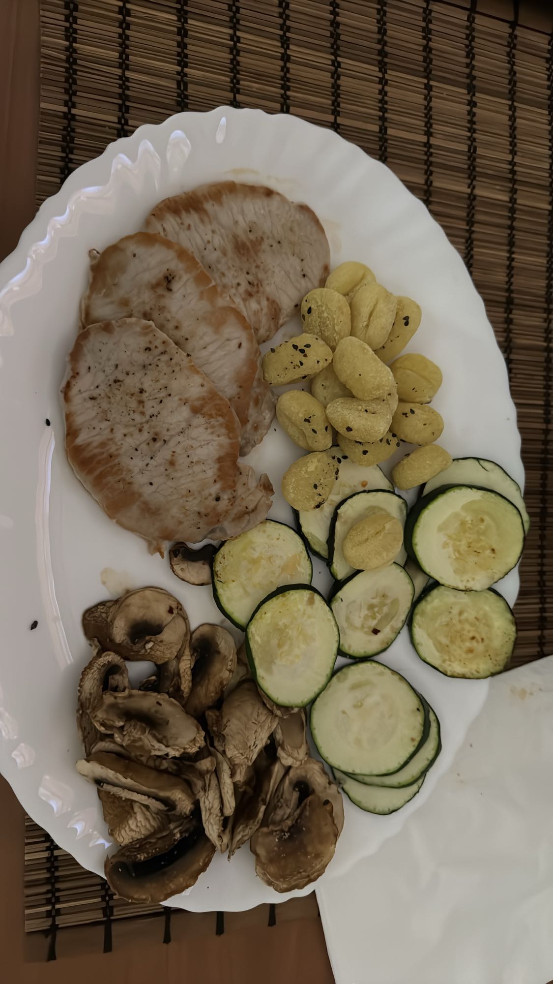 Lomo de cerdo con verduras y gnocchi