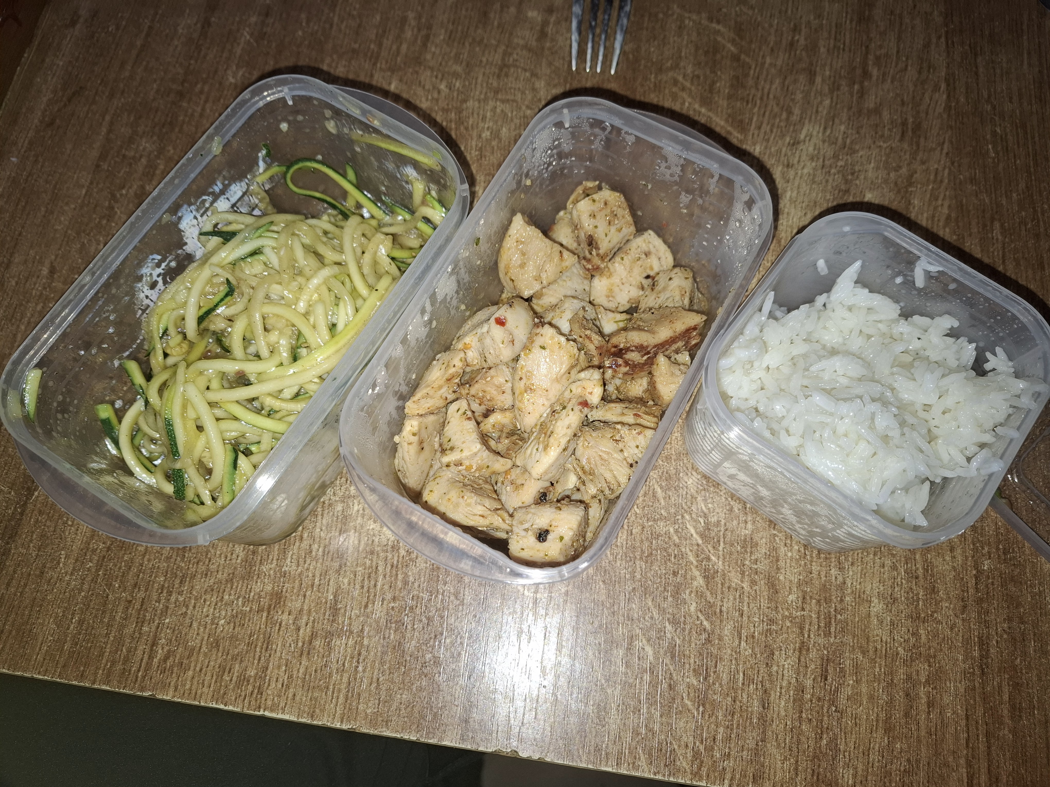 Poulet, riz et courgettes