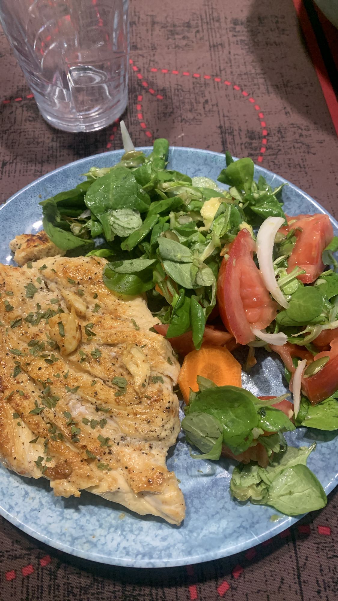 Pollo a la plancha con ensalada
