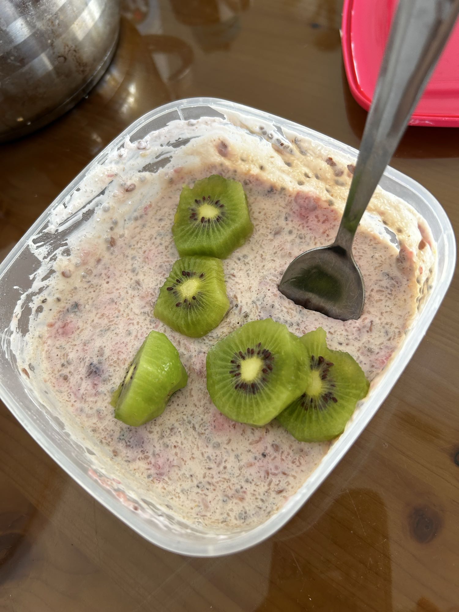 Iaurt proteic cu semințe, fructe și pudră proteică