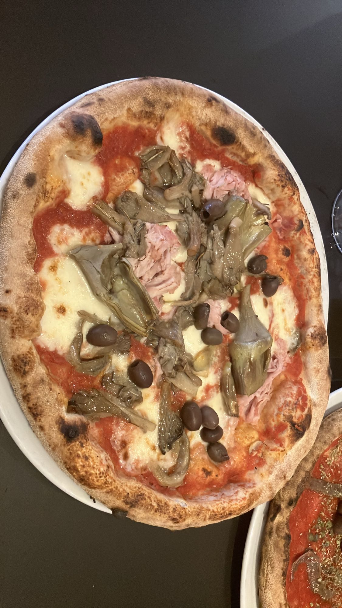 Pizza com presunto e alcachofra