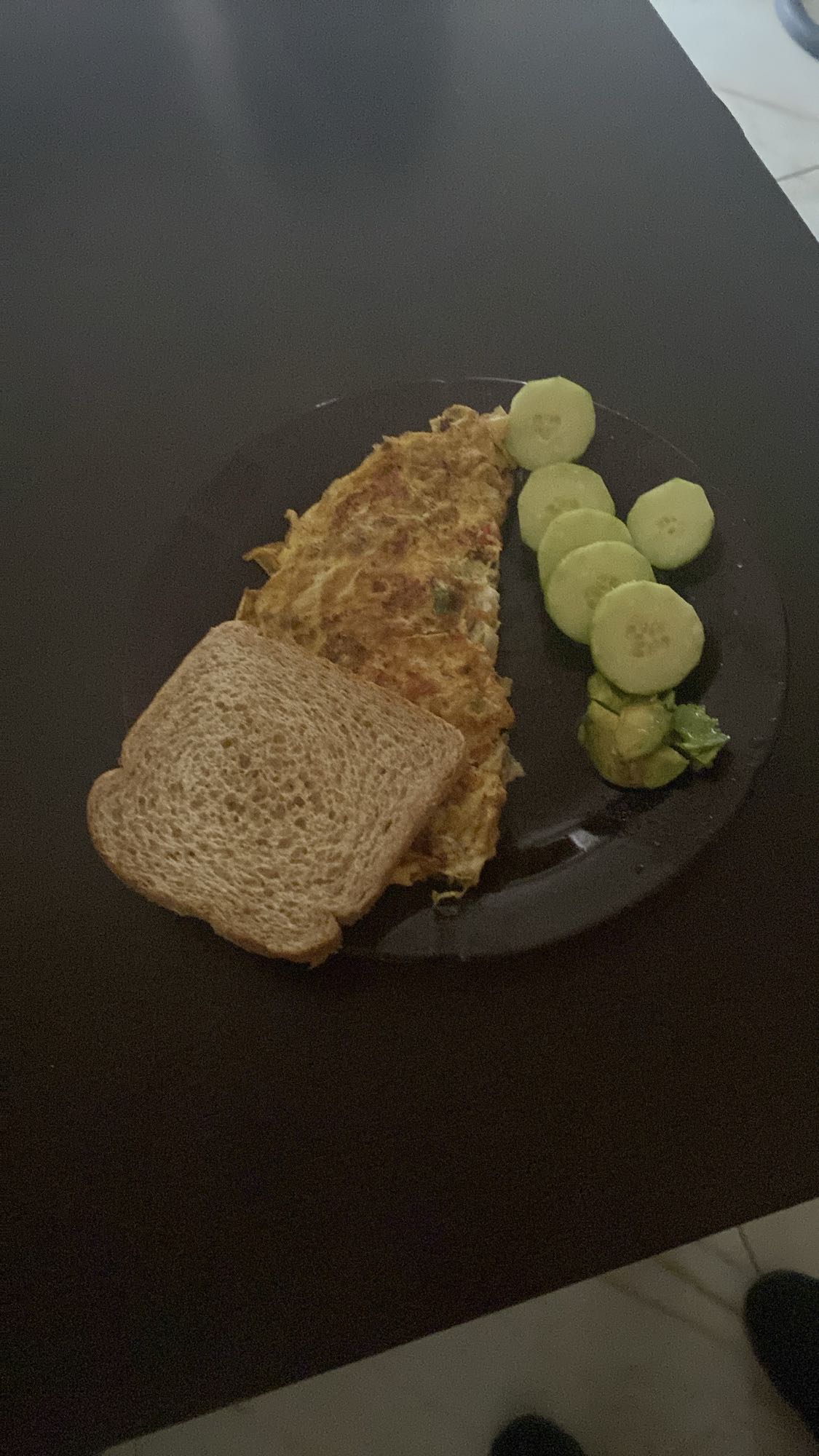 Tortilla con pan y vegetales