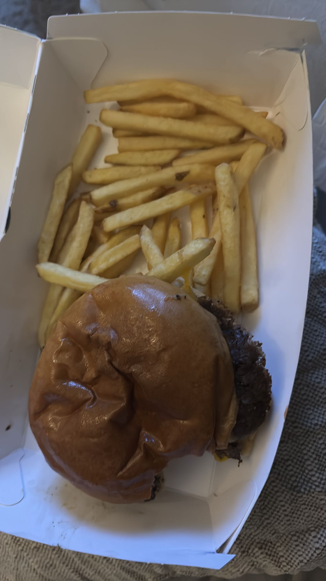 Hamburgare med pommes