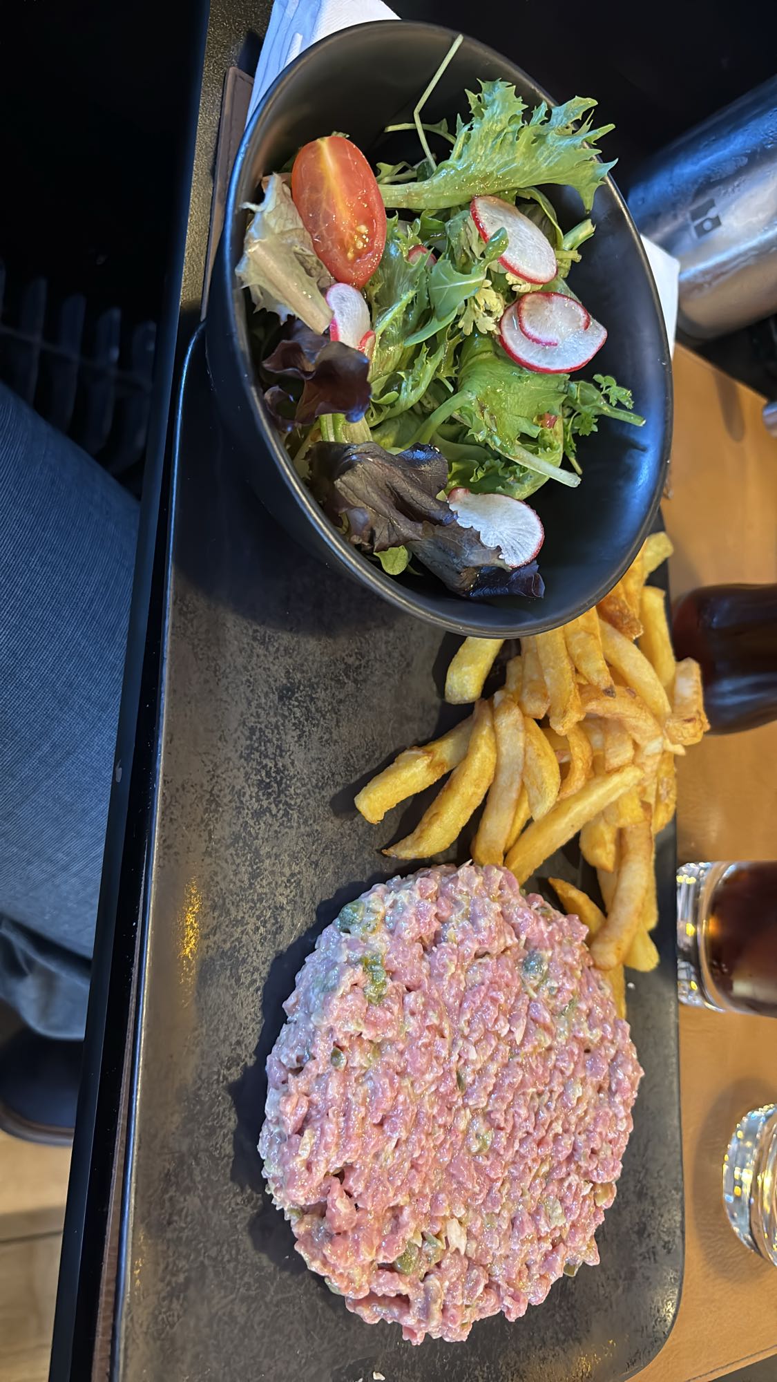 Tartare, frites et salade