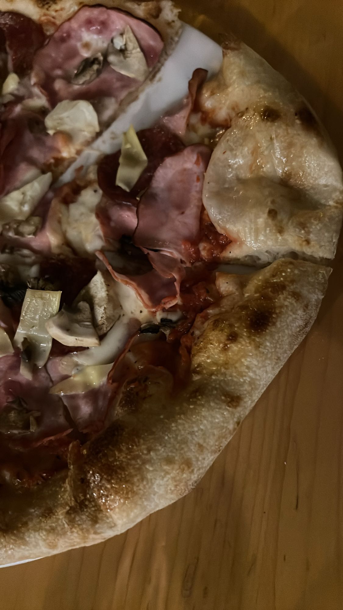 Pizza cu șuncă și ciuperci