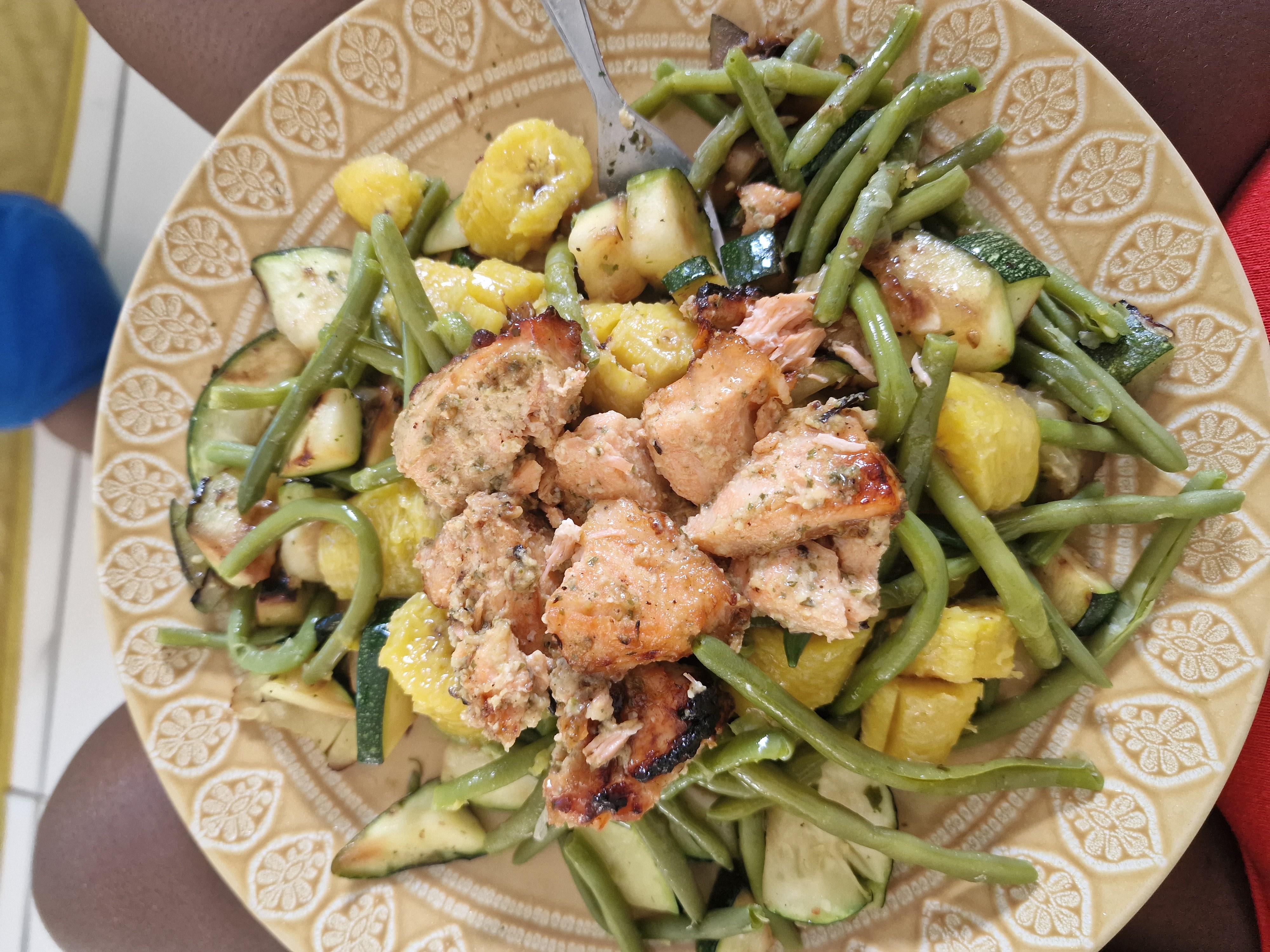 Saumon, haricots verts, légumes