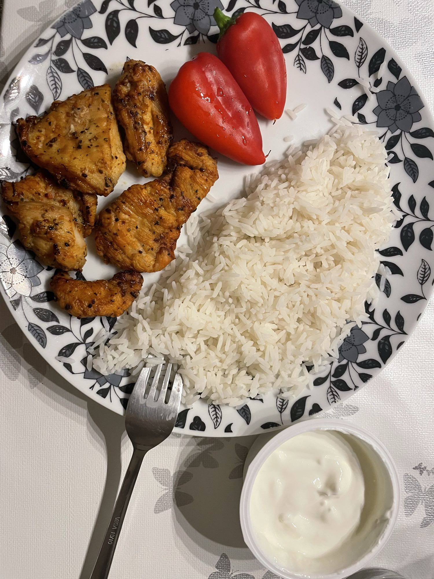 Hähnchenbrust mit Basmati Reis, griechischem Joghurt und roter Paprika