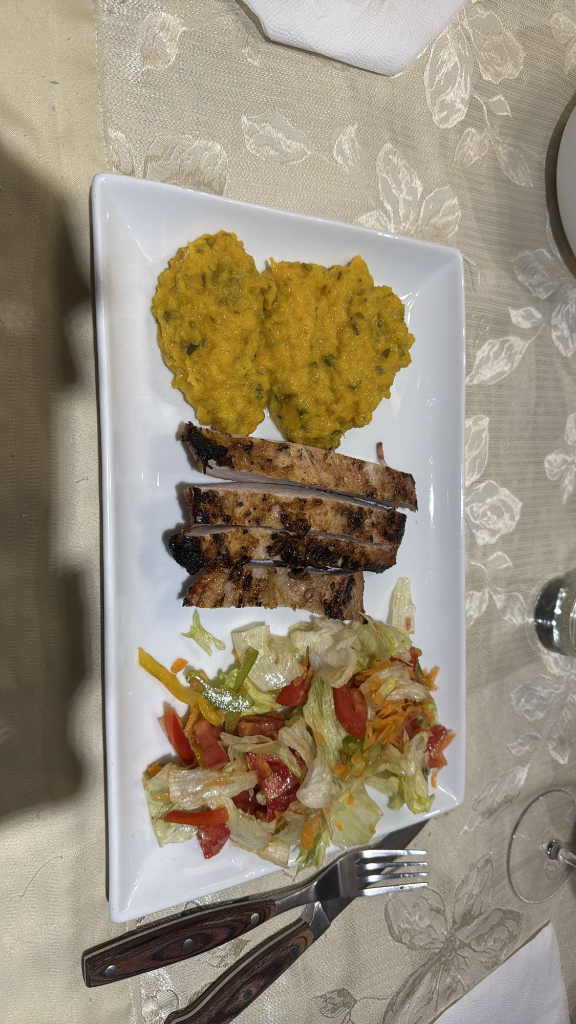 Churrasco de cerdo con puré y ensalada