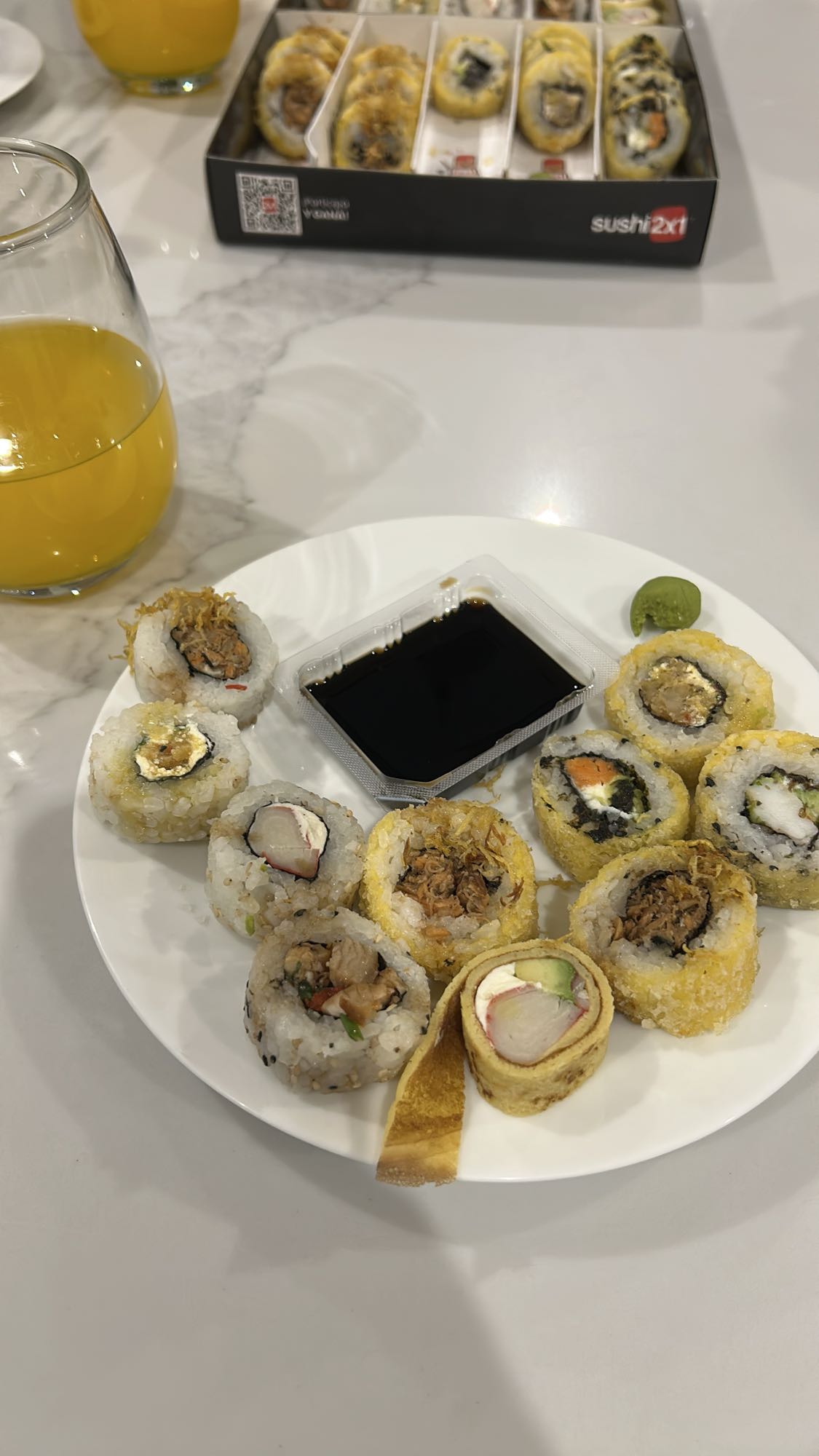 Sushi variado con jugo