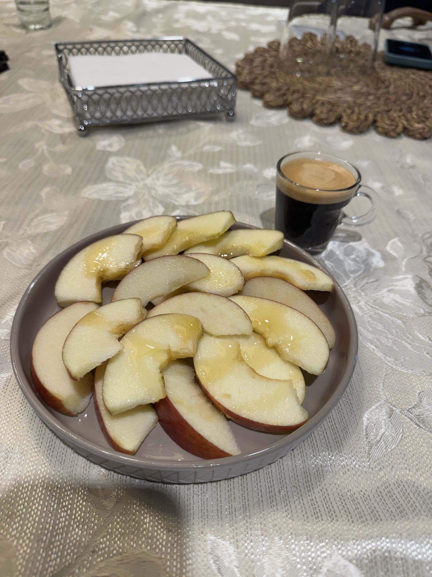 Manzana con miel y café