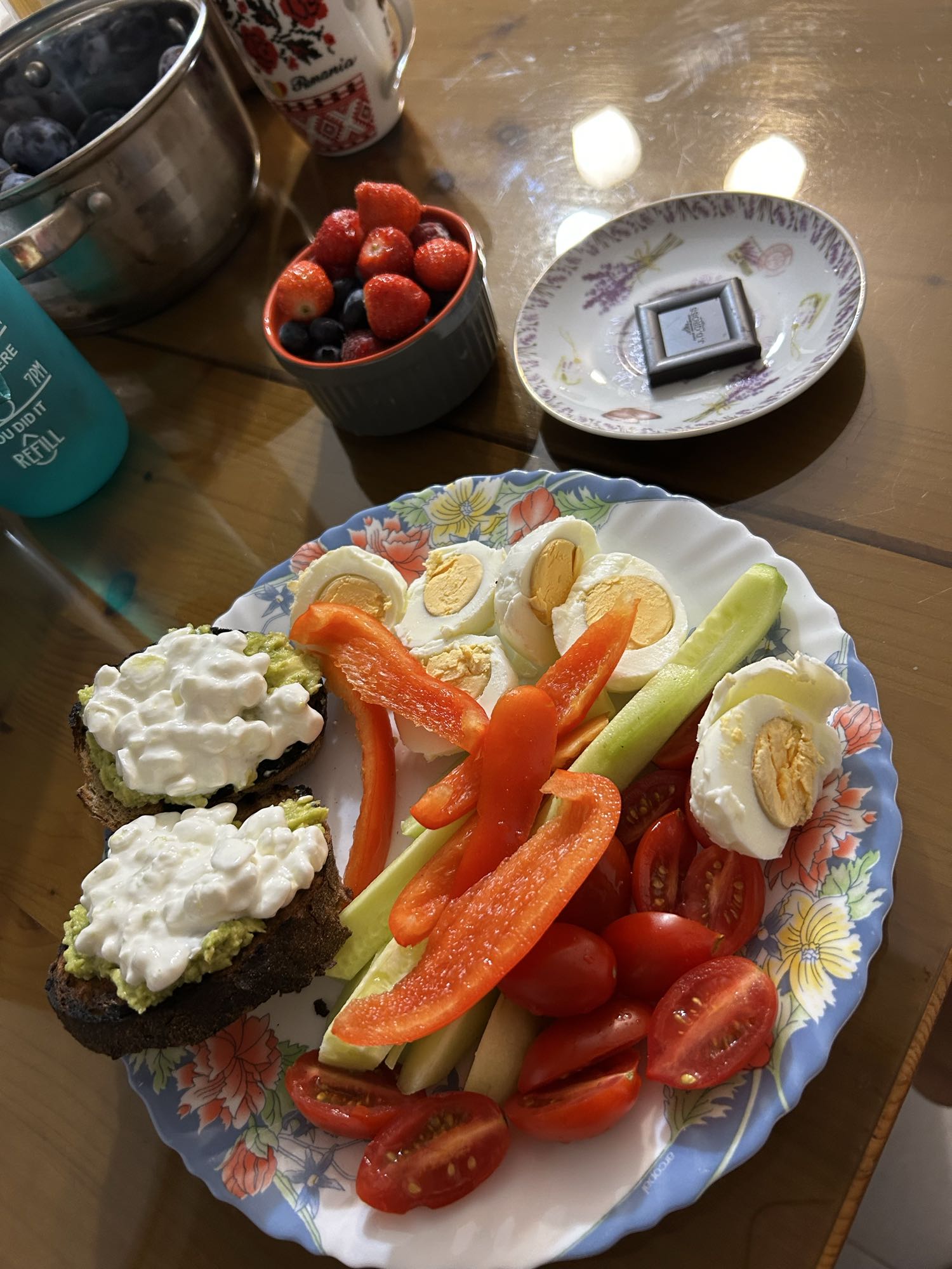 Mic dejun echilibrat cu pâine neagră, ouă și fructe de pădure