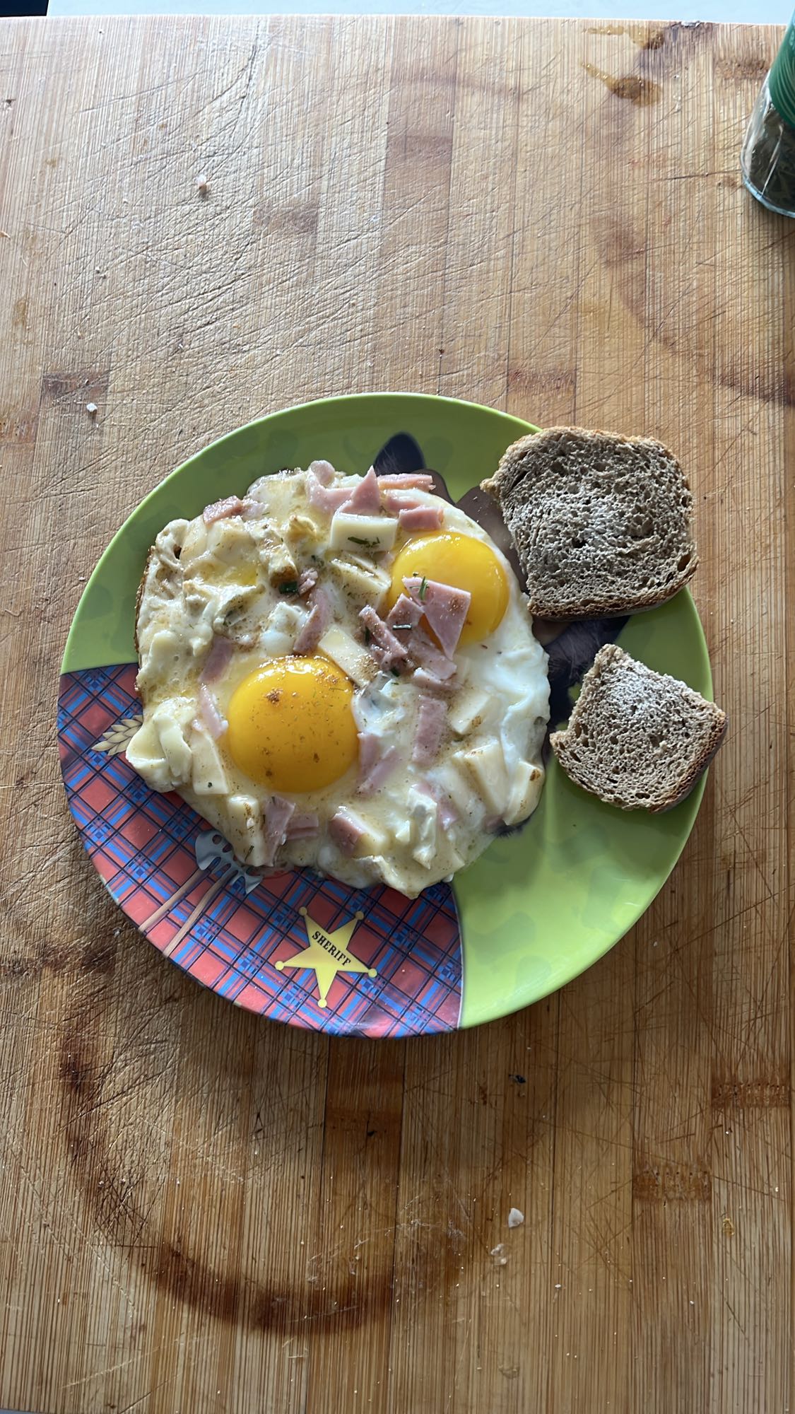 œufs au jambon et pain