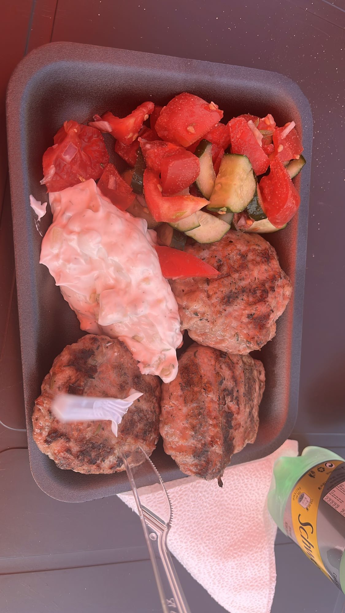 Кюфтета със салата