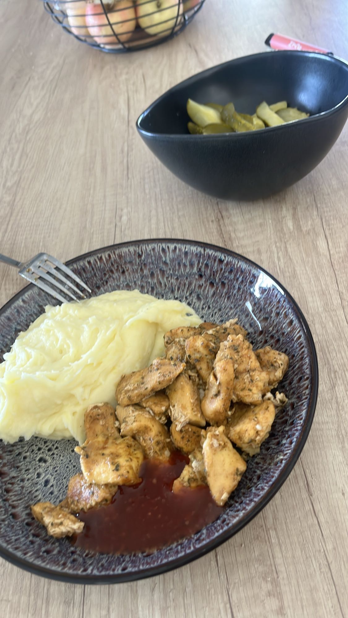 Pui cu piure și sos