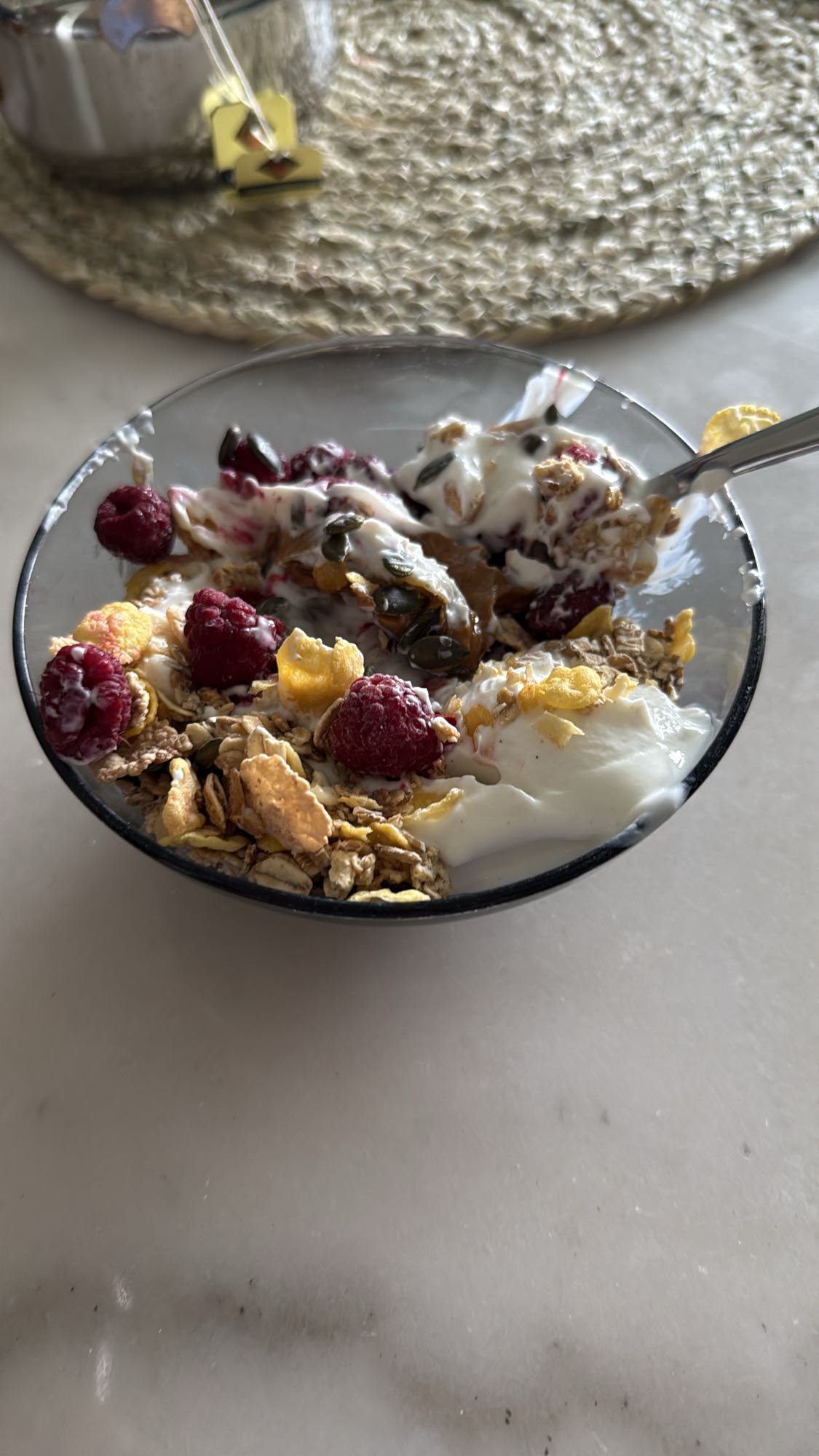 Yoghurt med müsli & bär