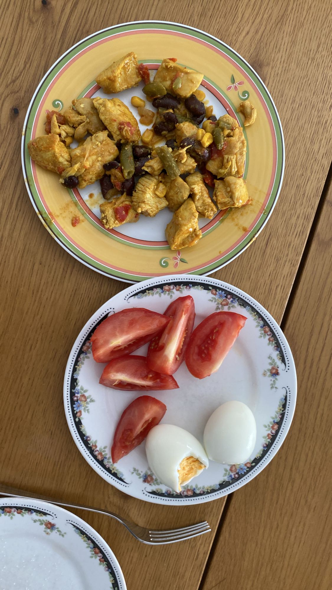 Курица с овощами и яйцом