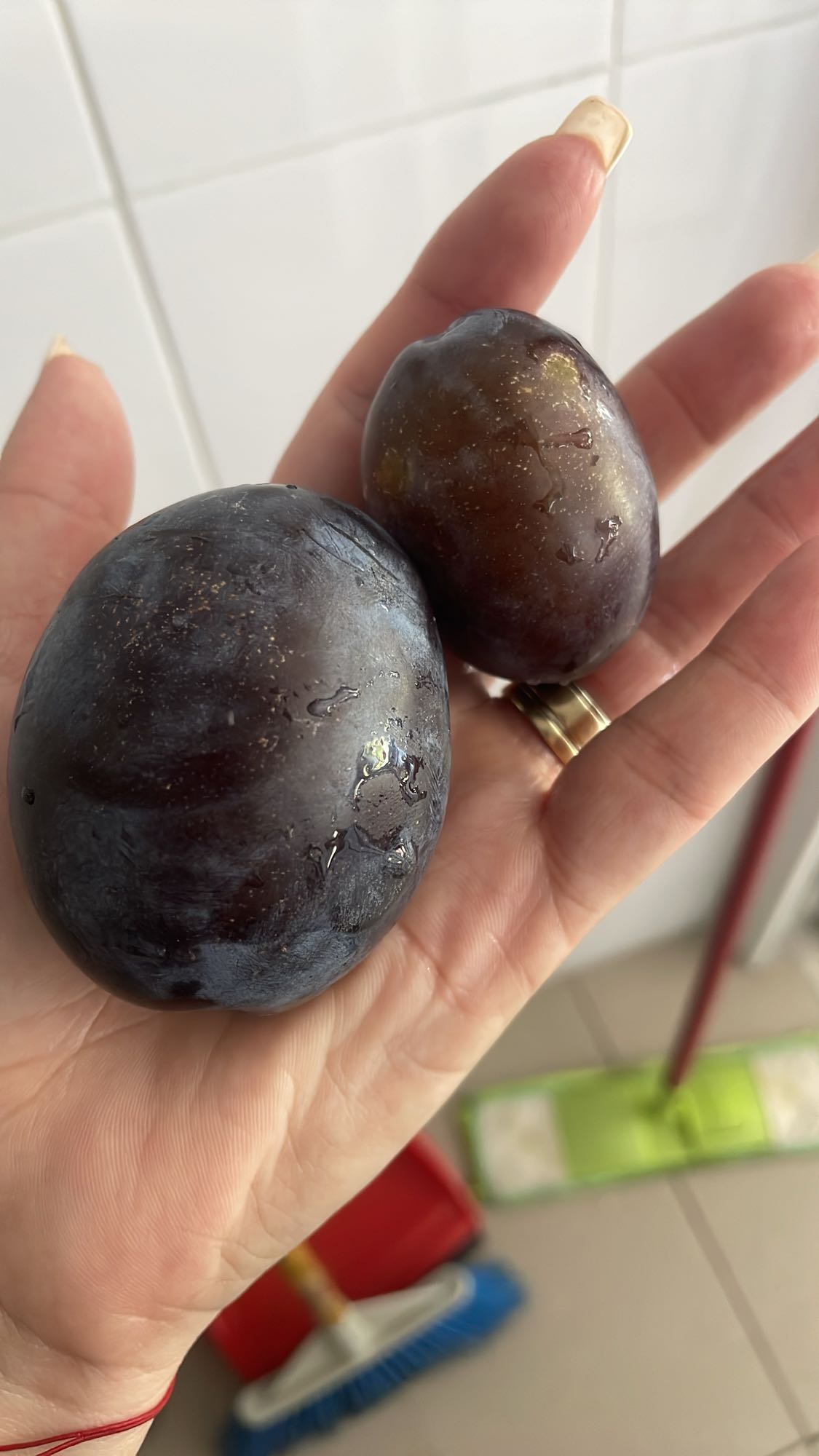 Două prune proaspete