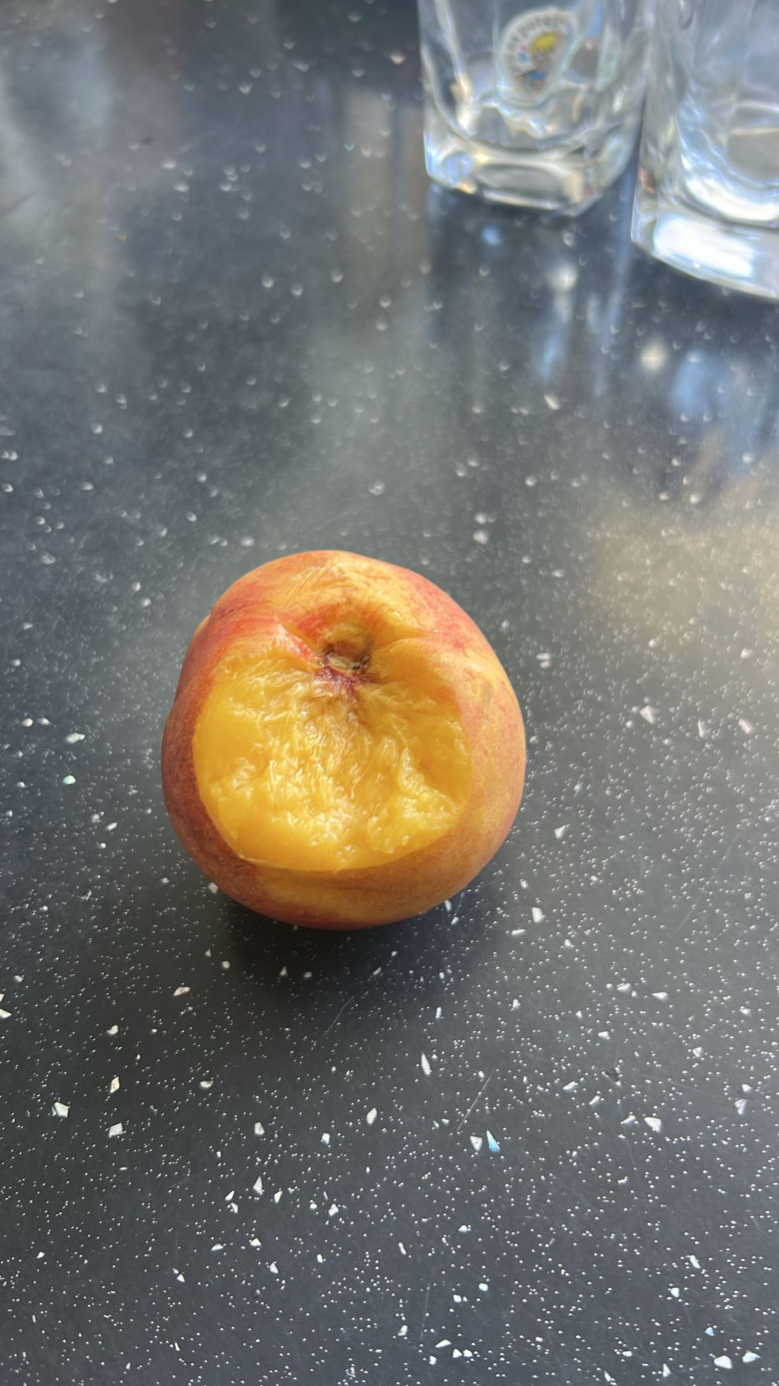 Zjedzona brzoskwinia