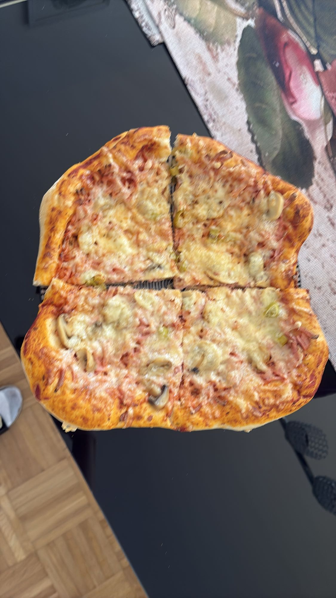 Sajtos-gombás pizza