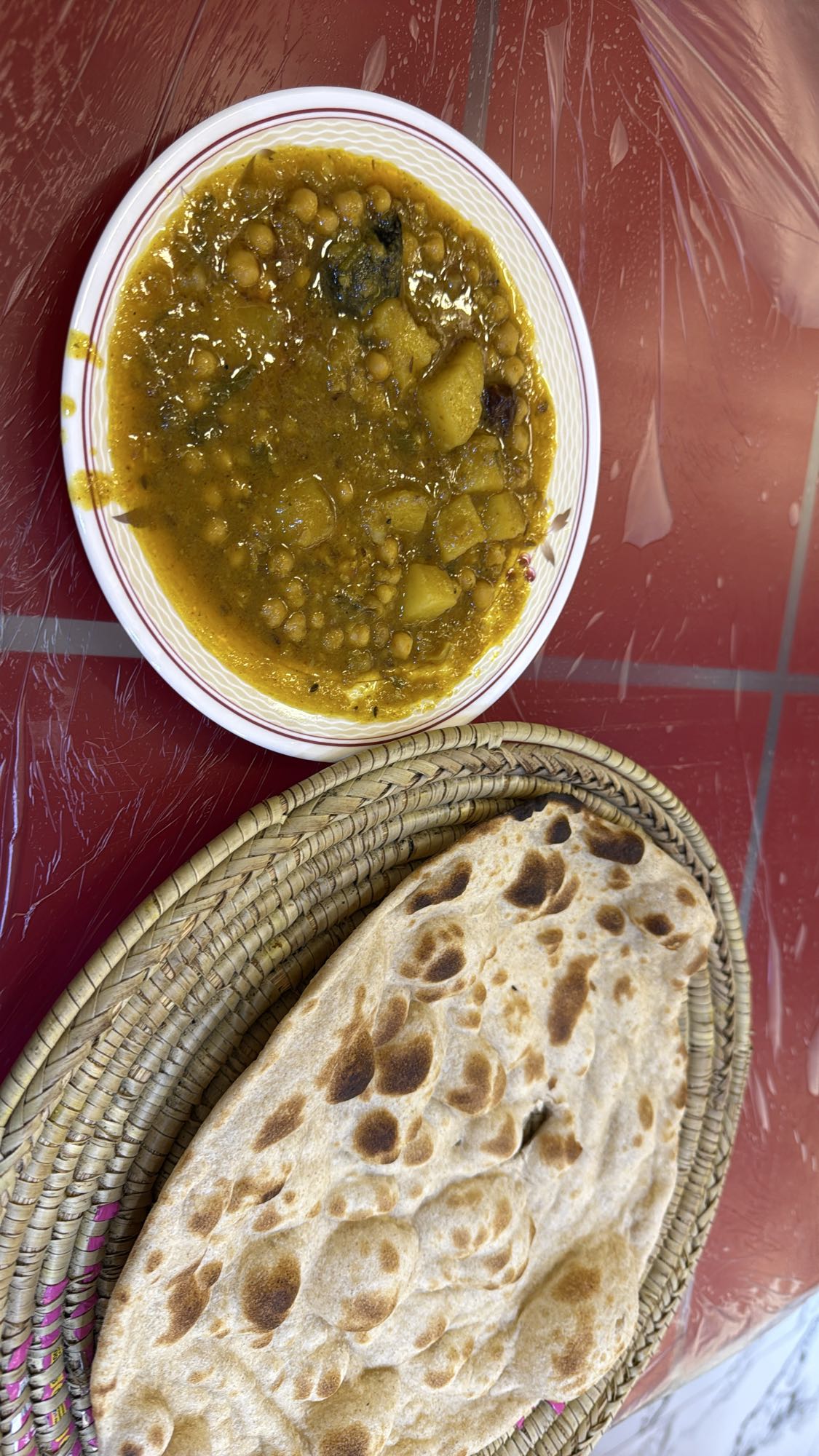 Chickpea curry with flatbread