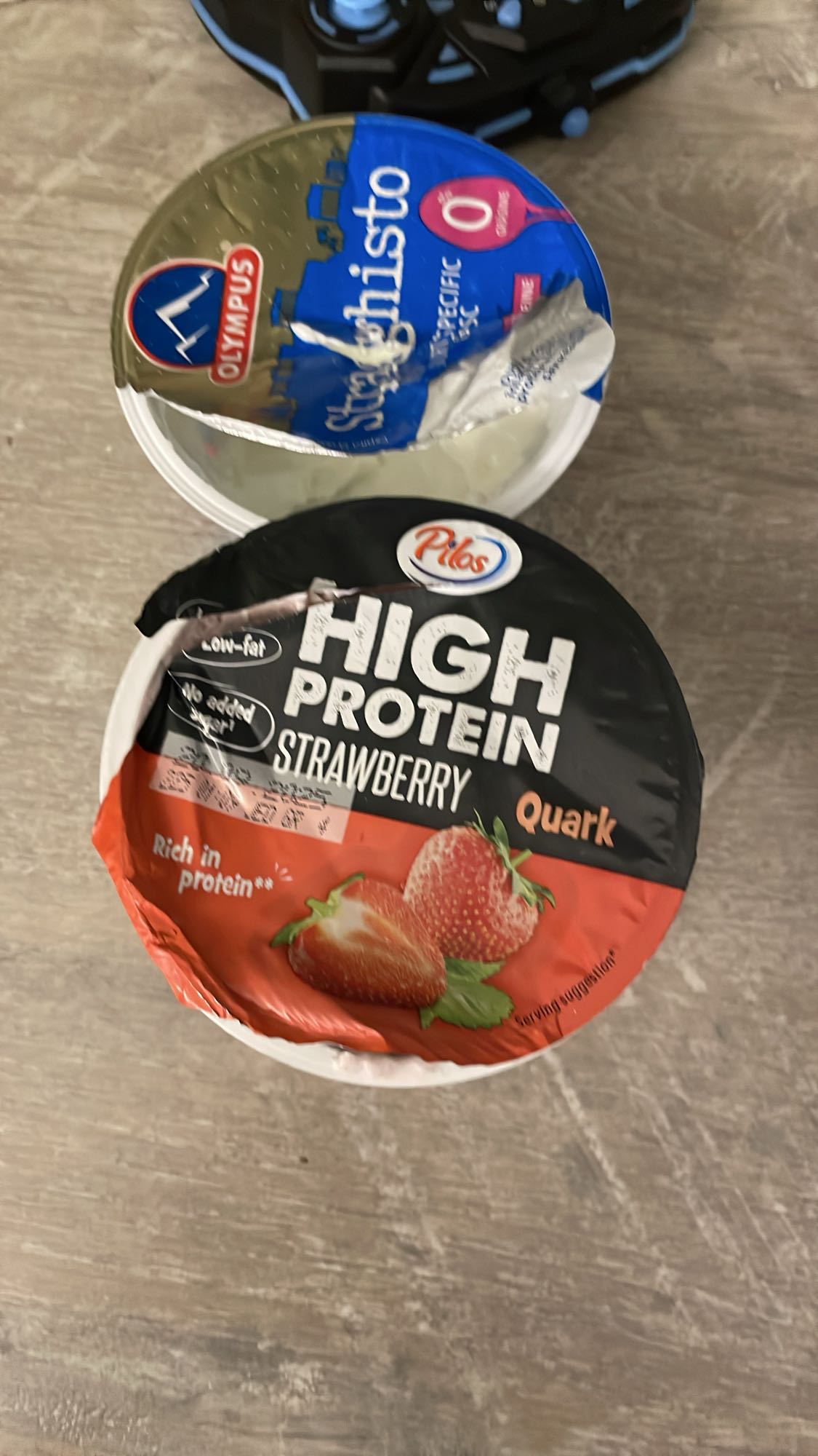 Iaurt grecesc și quark căpșuni