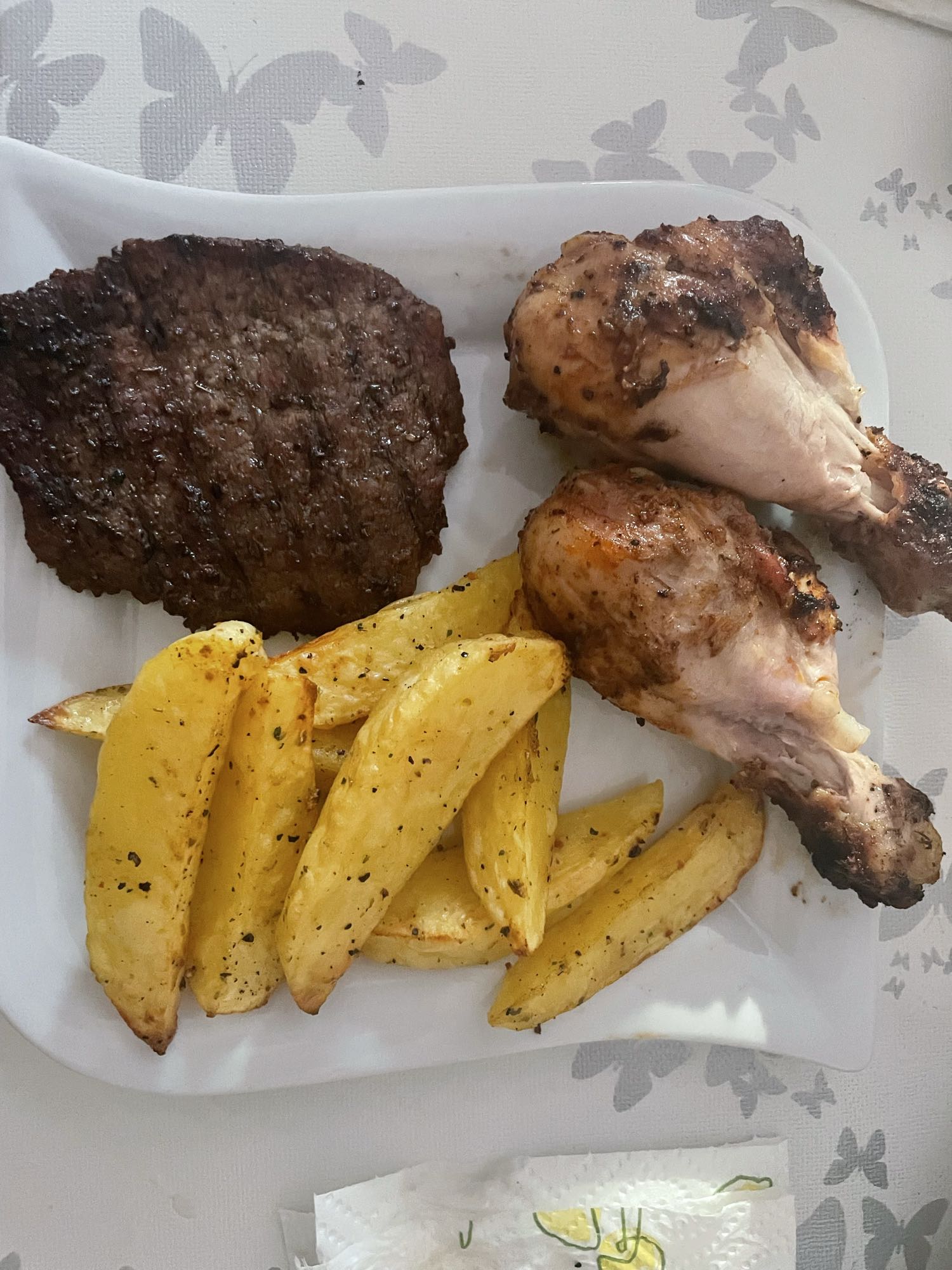 Grillfleisch mit Kartoffeln