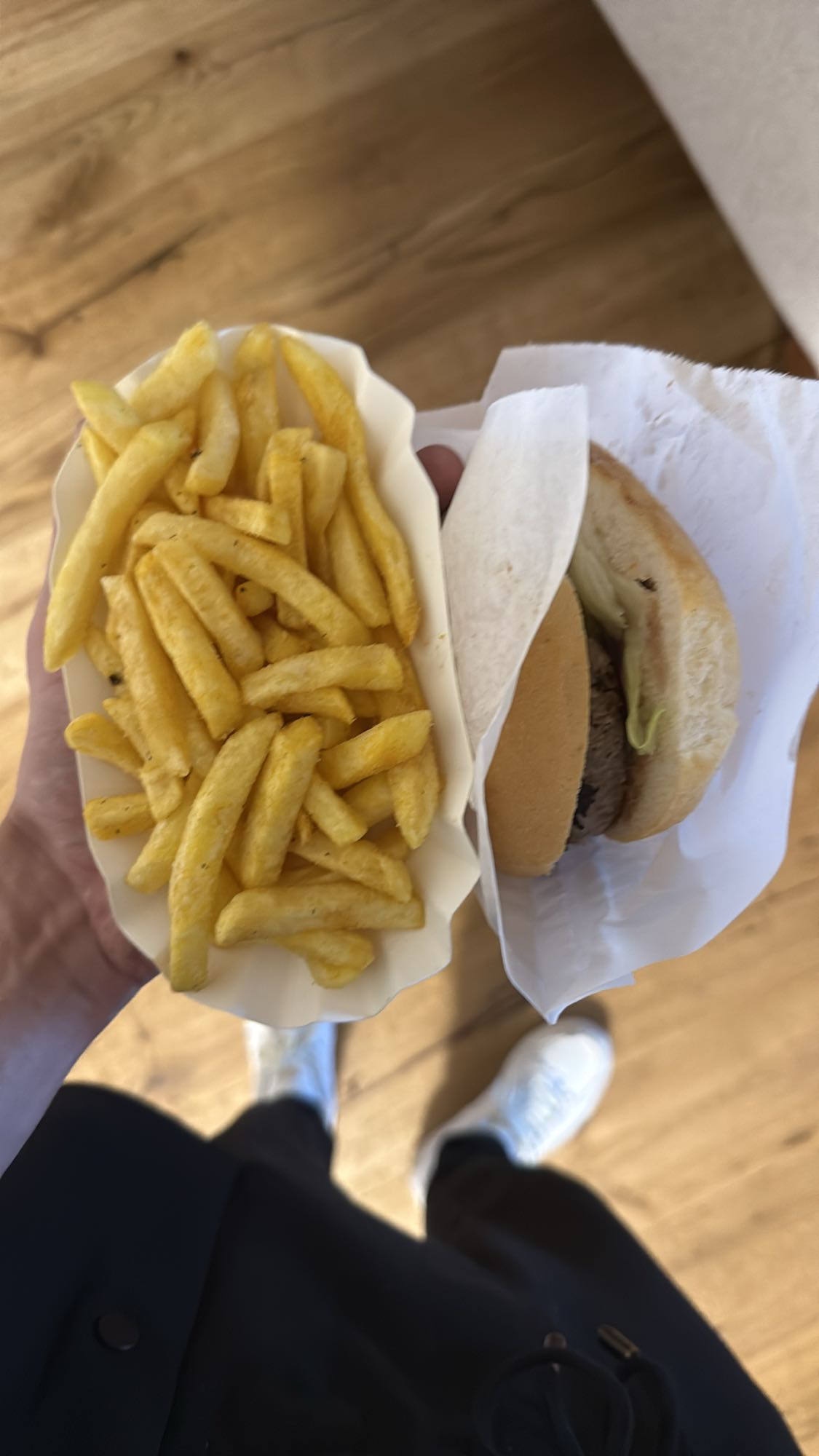 Burger mit Pommes