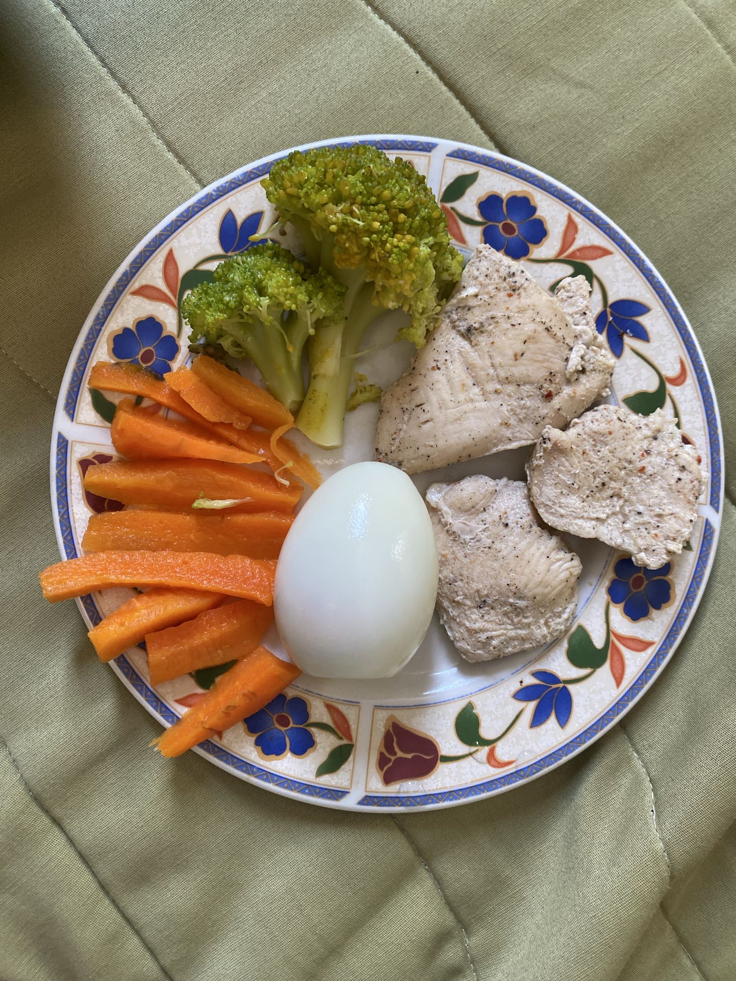 Pollo, huevo y verduras