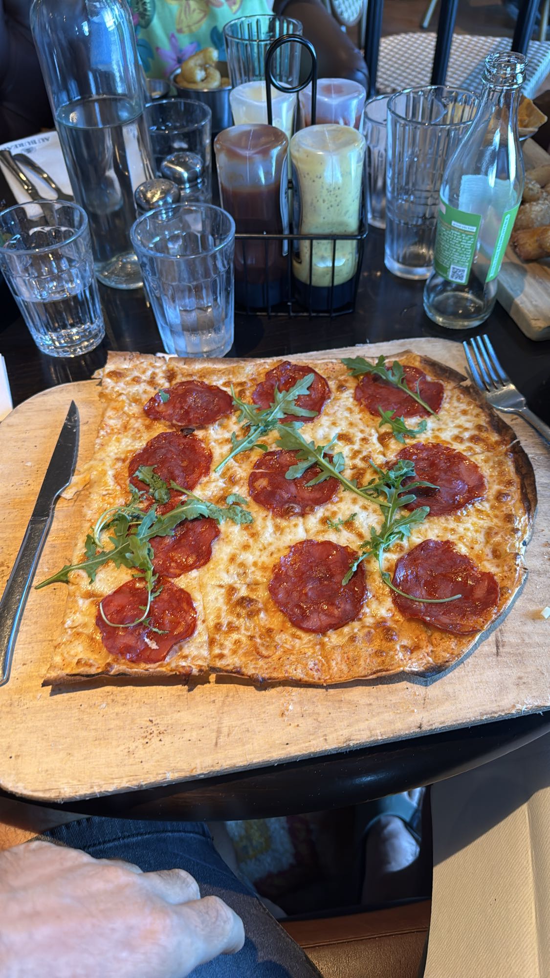 Pizza pepperoni et roquette
