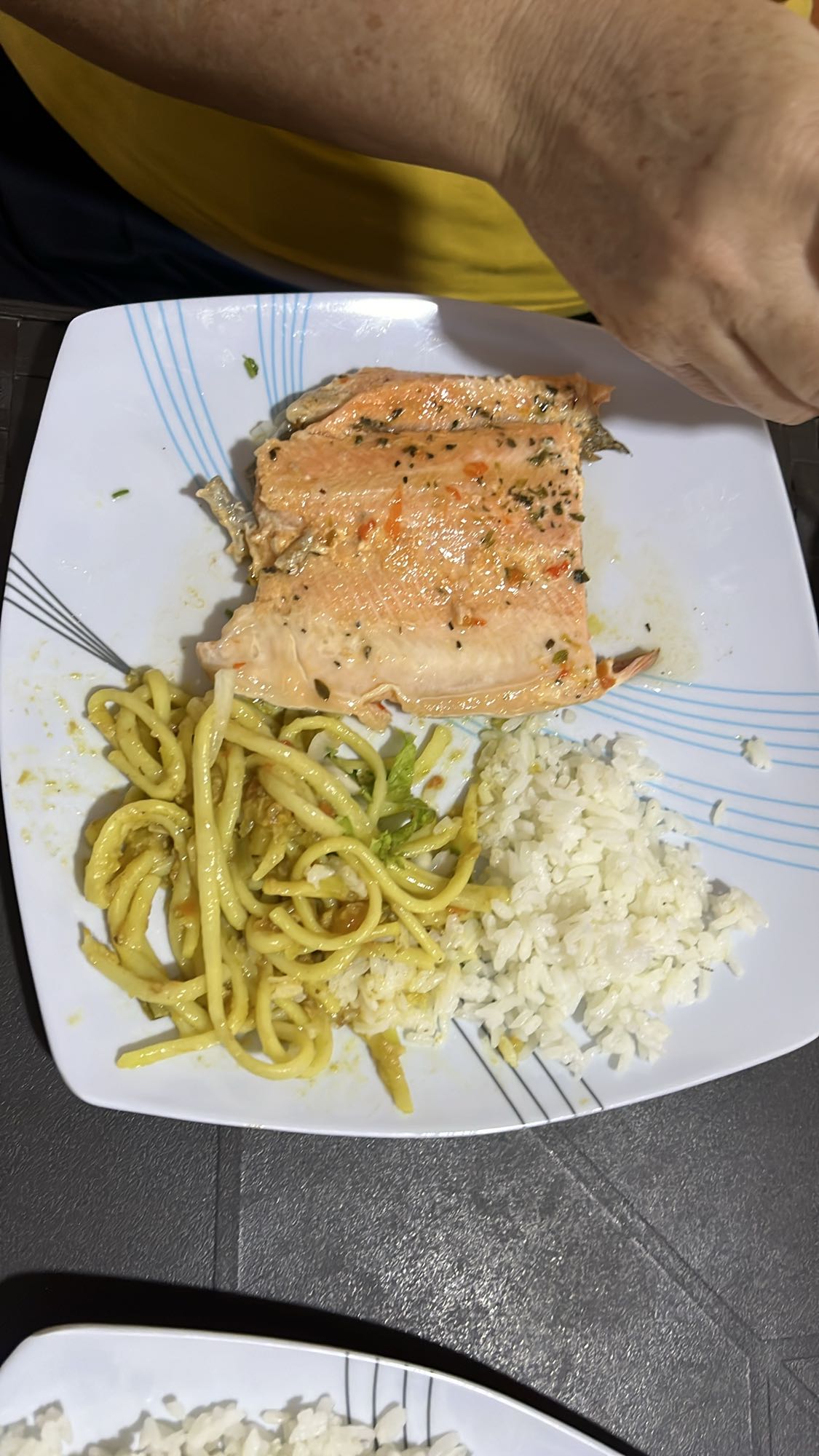 trucha con pasta y arroz