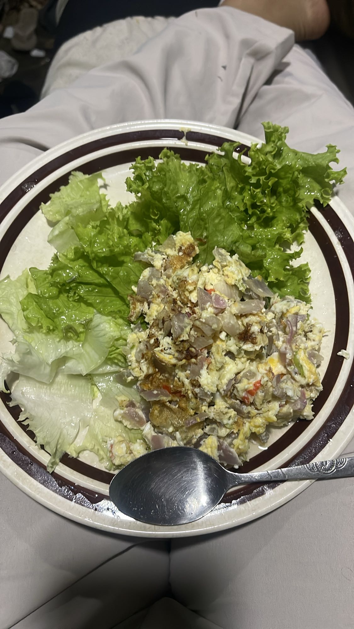 Ensalada con huevo revuelto