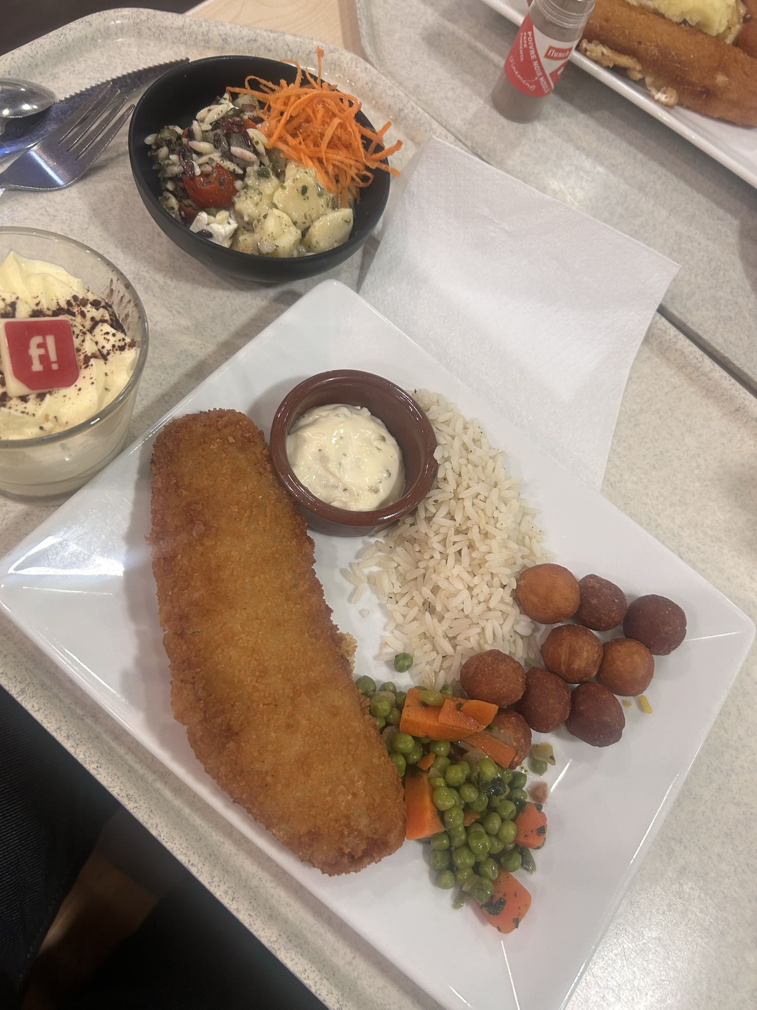 Poisson pané et accompagnements