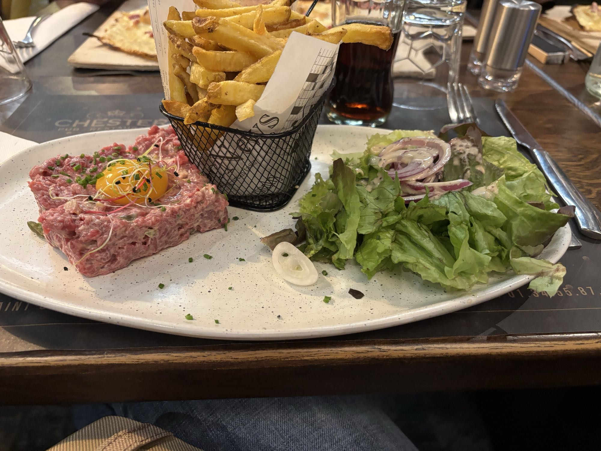 Steak tartare frites salade