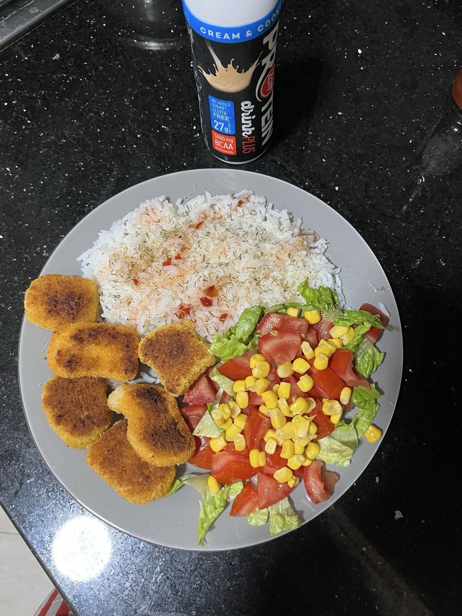 Nuggets, riz et salade