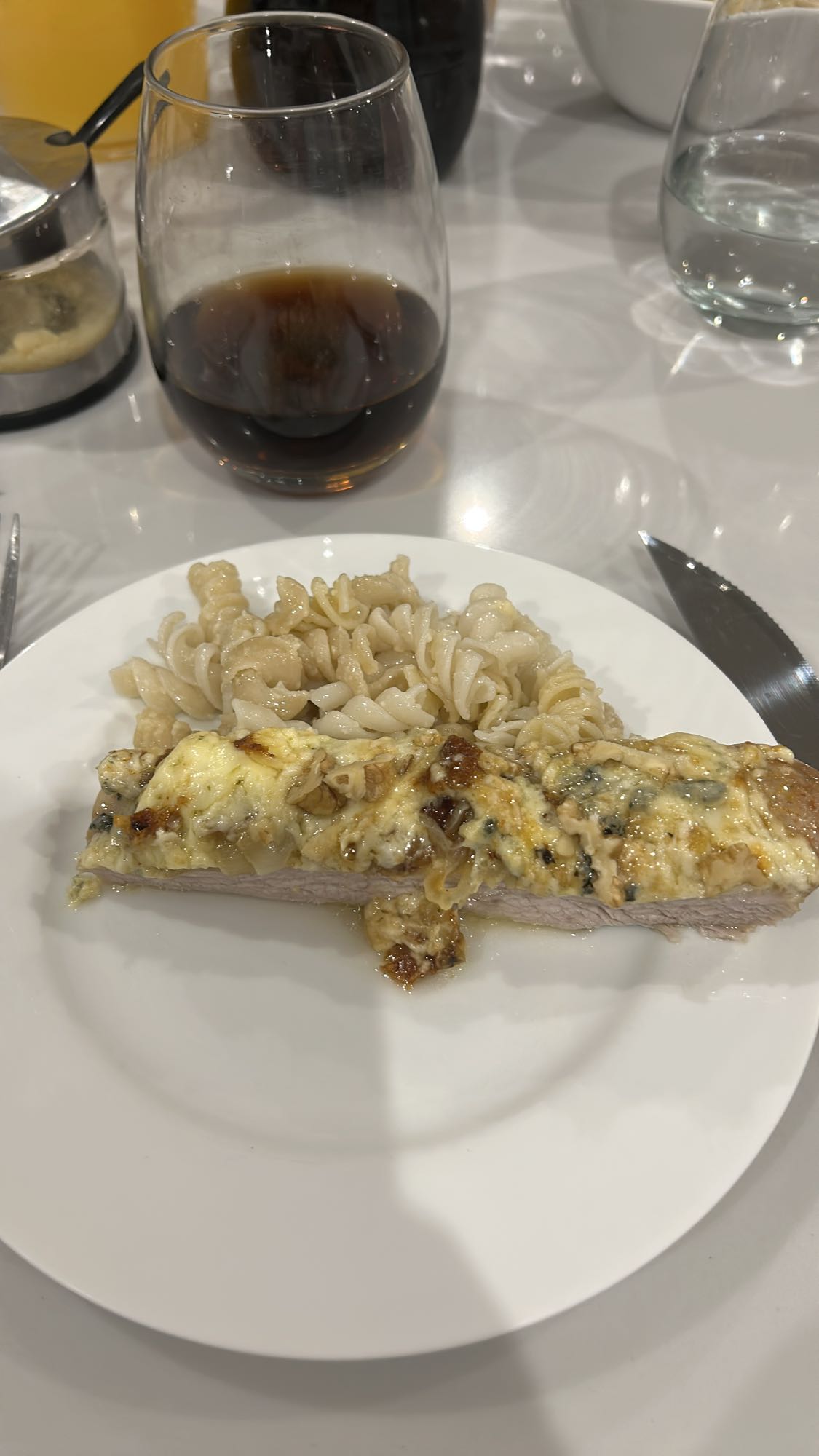 Cerdo con pasta y queso