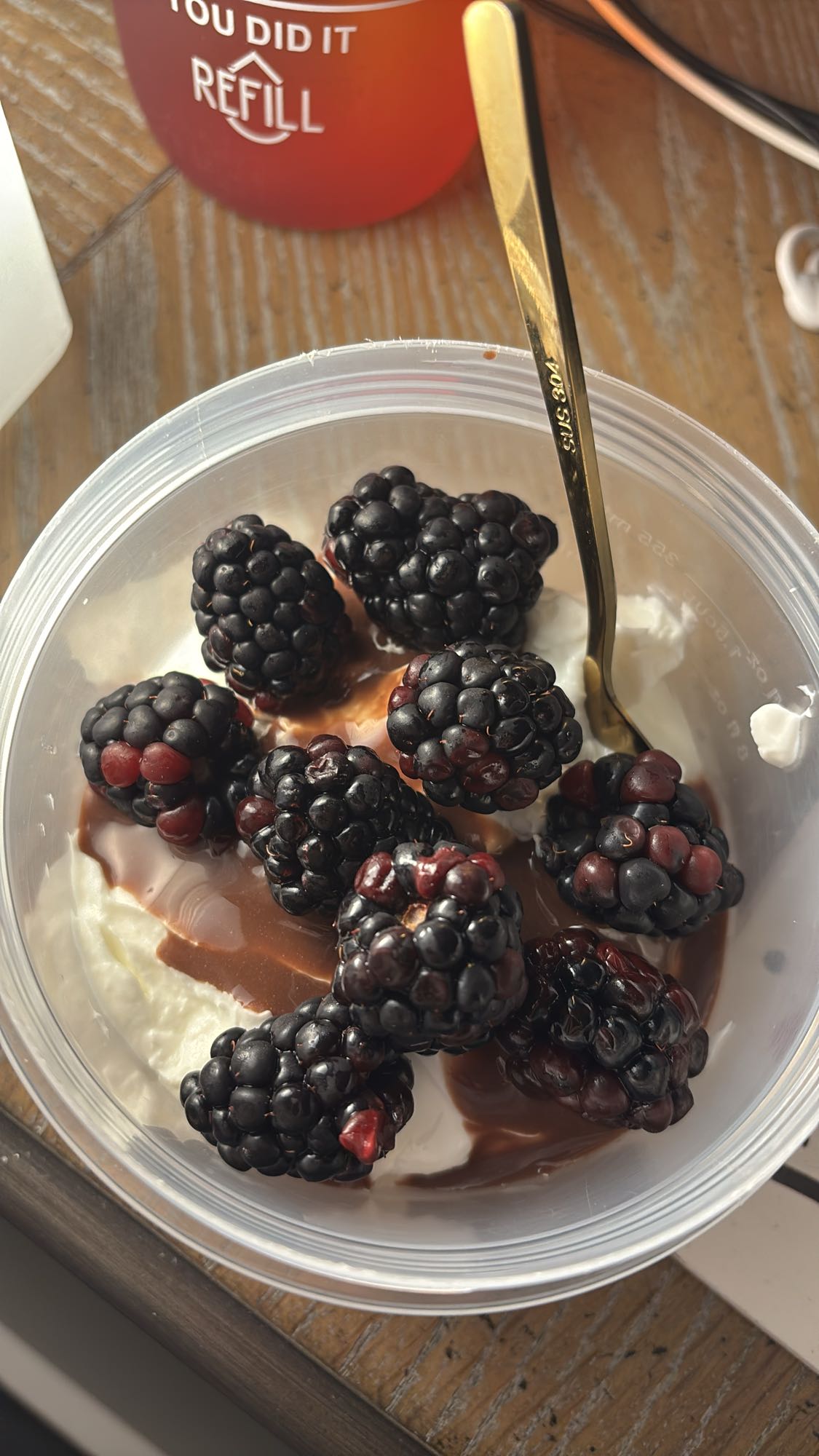 Yaourt mûres et chocolat