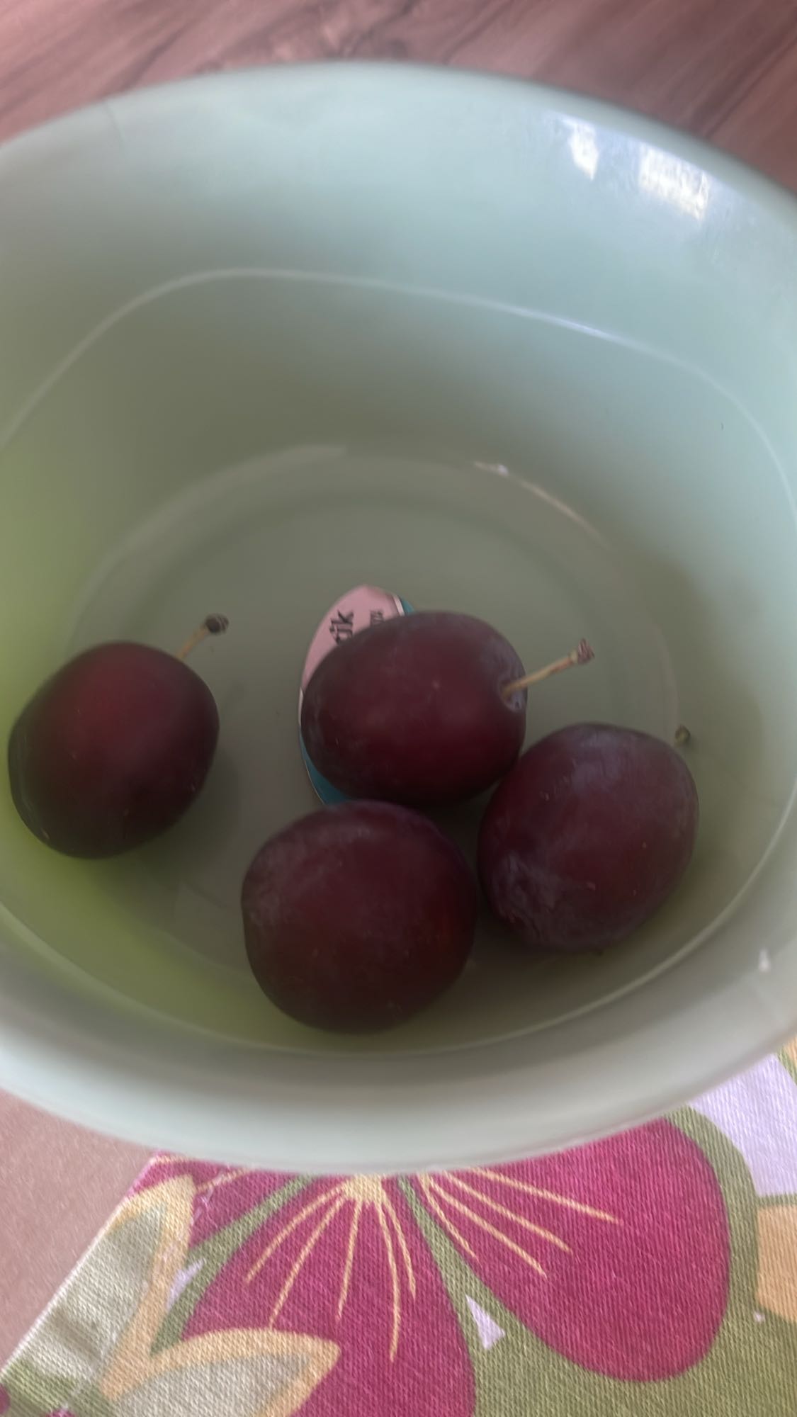 Kırmızı erik tabağı