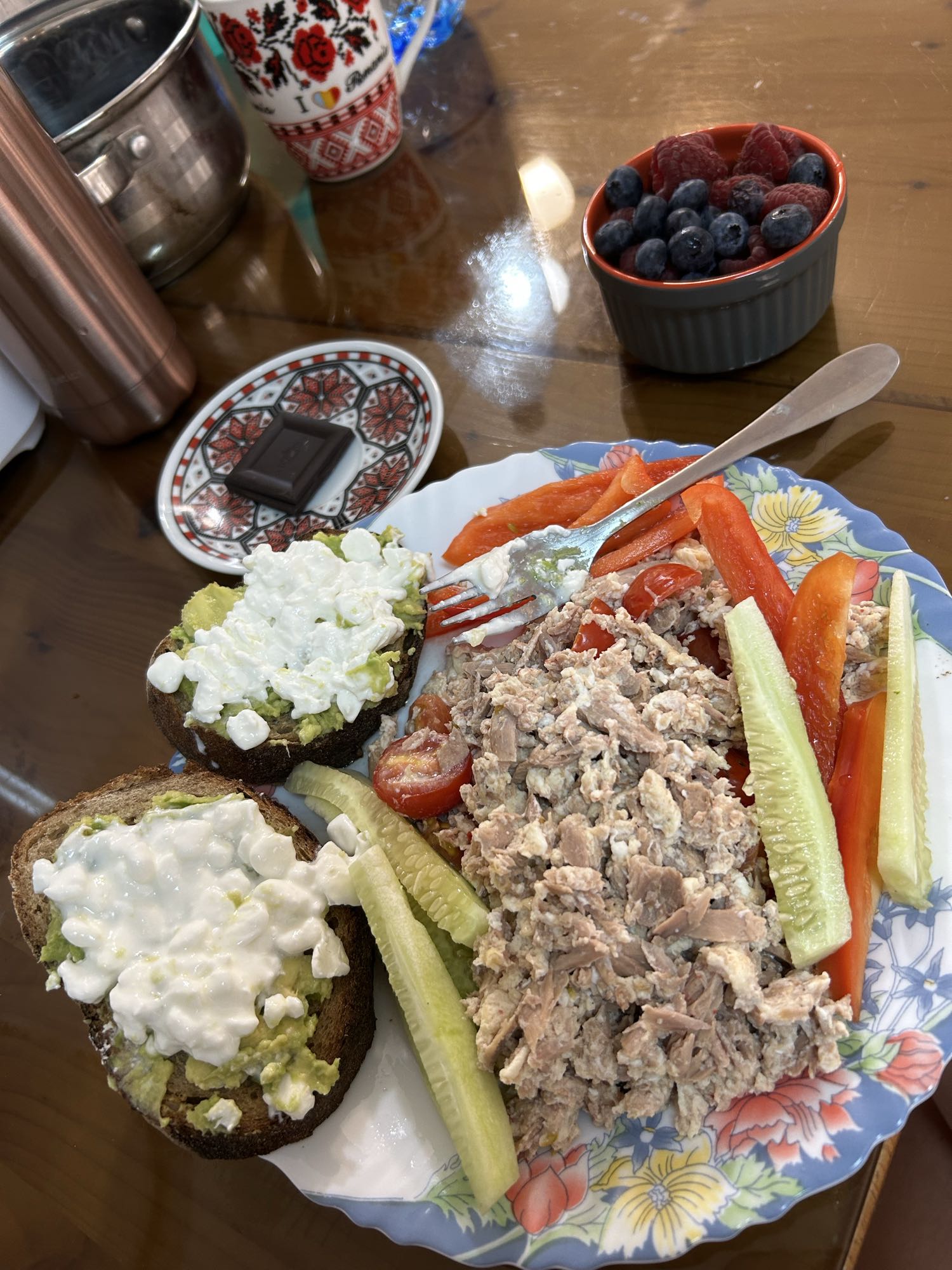Mic dejun cu ouă, ton, legume, avocado, brânză cottage și desert cu fructe de pădure și ciocolată neagră