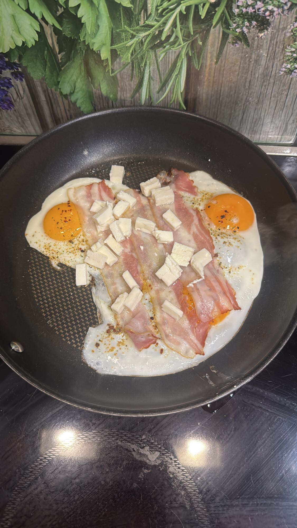 Gebakken eieren met spek en kaas