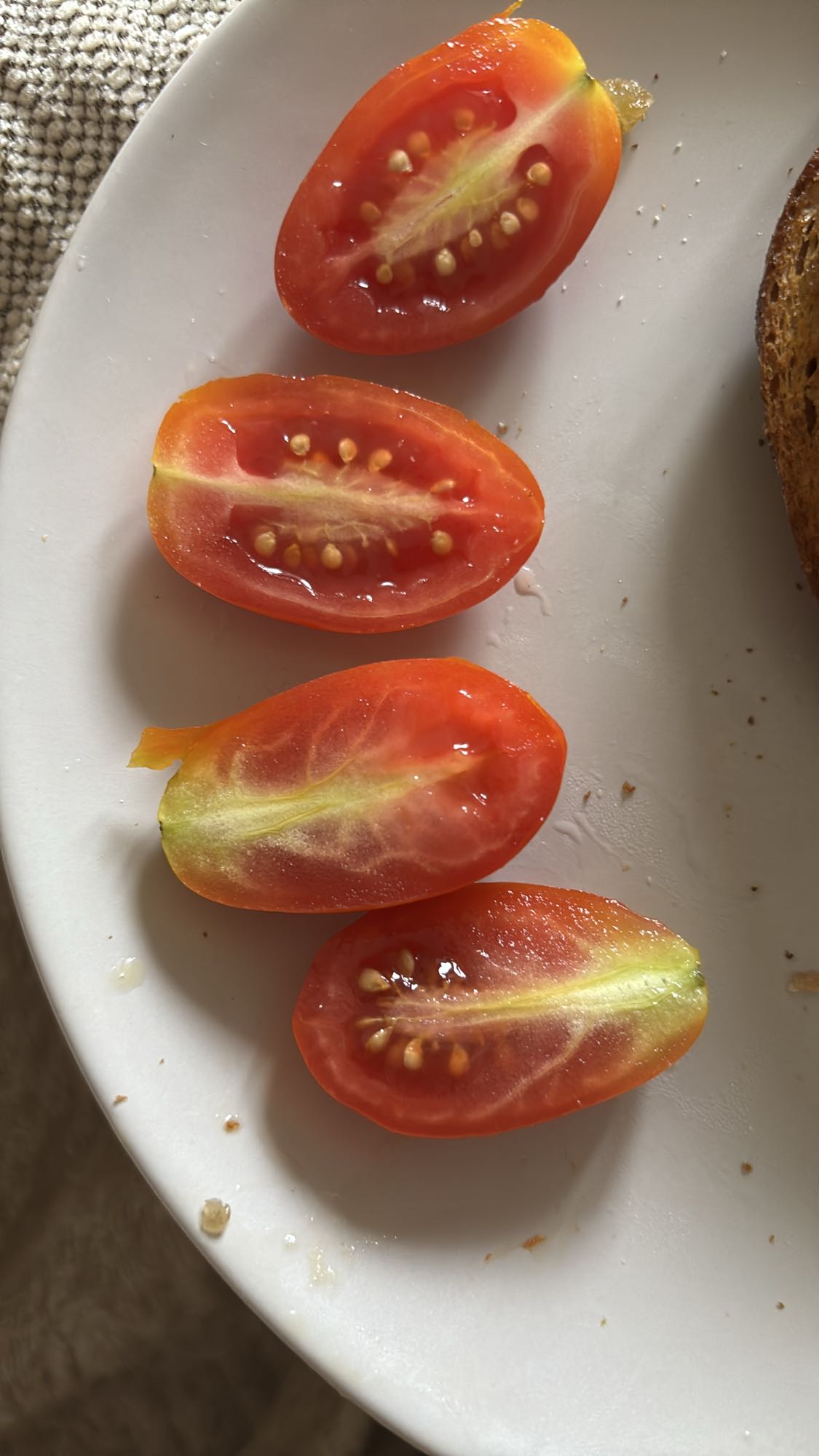 Körsbärstomater på tallrik